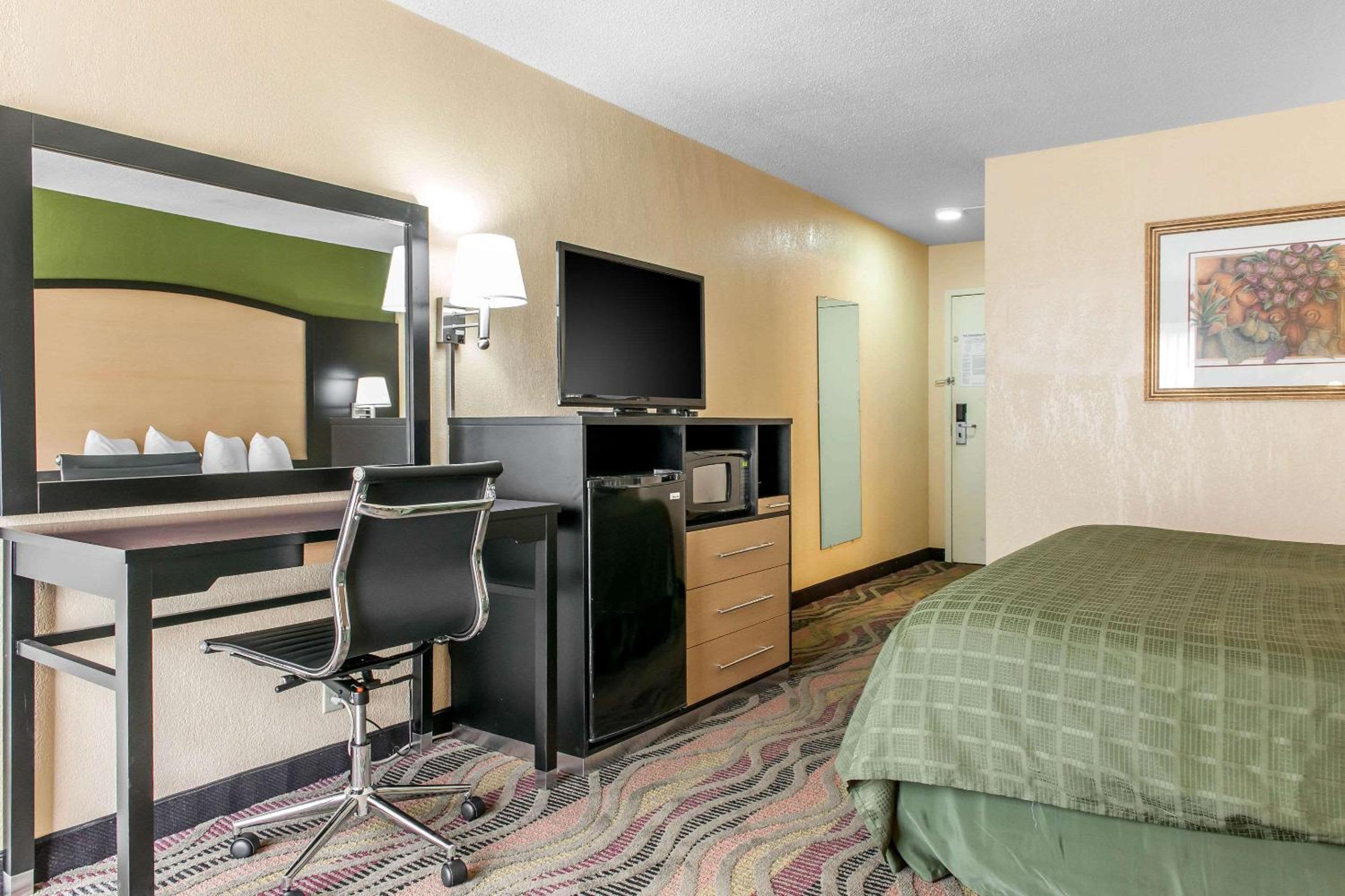 King Room - Non-Smoking - Photo 4