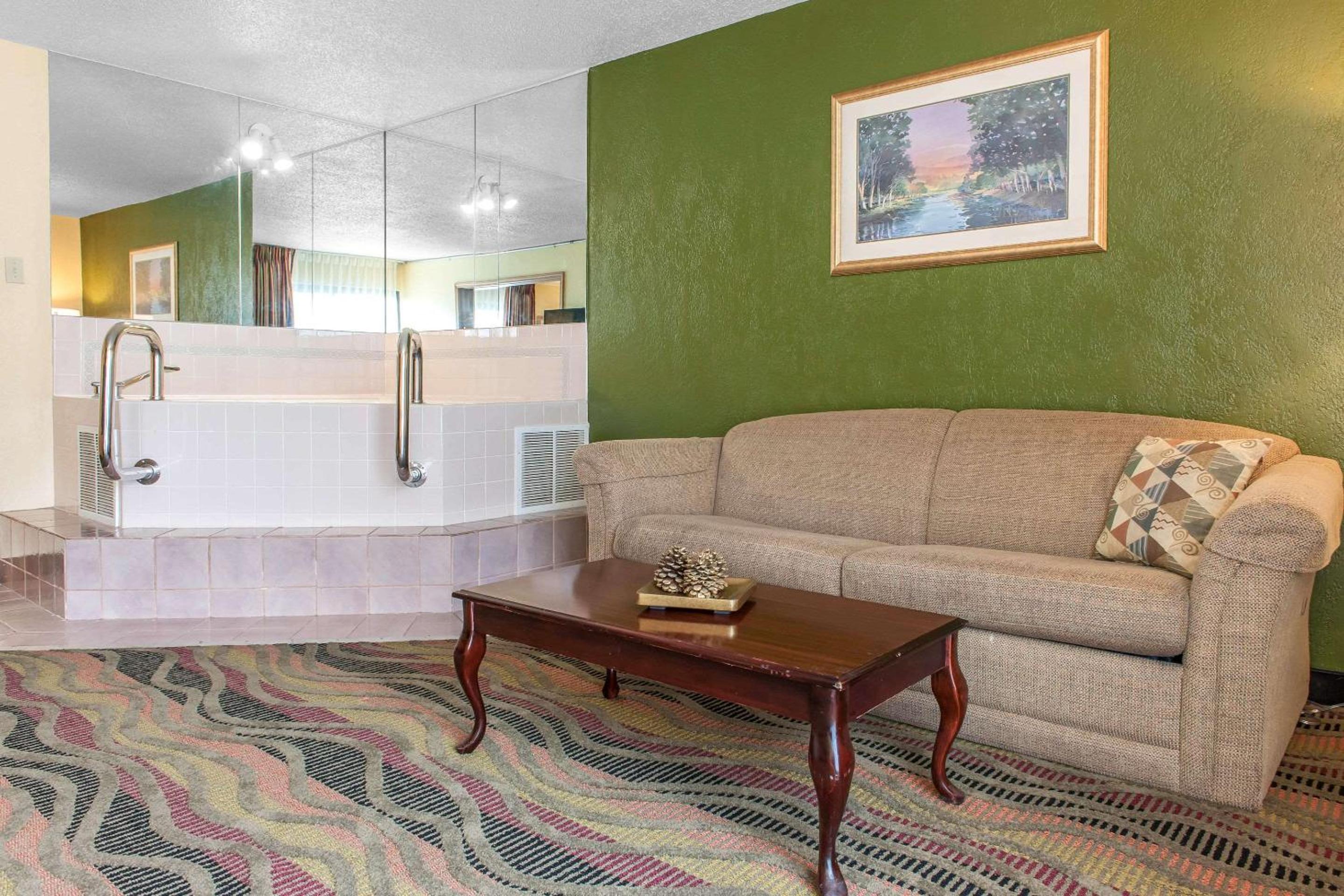 King Suite - Non-Smoking - Photo 3