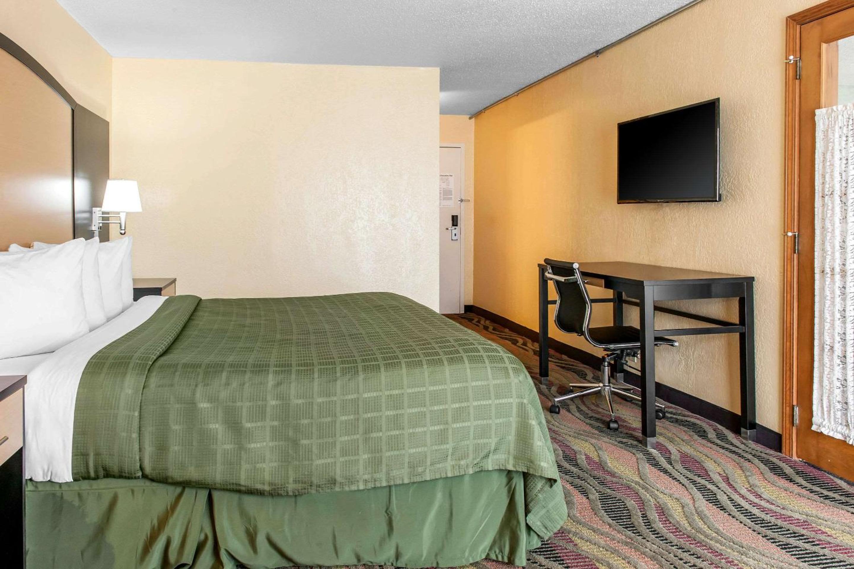 King Suite - Non-Smoking - Photo 2