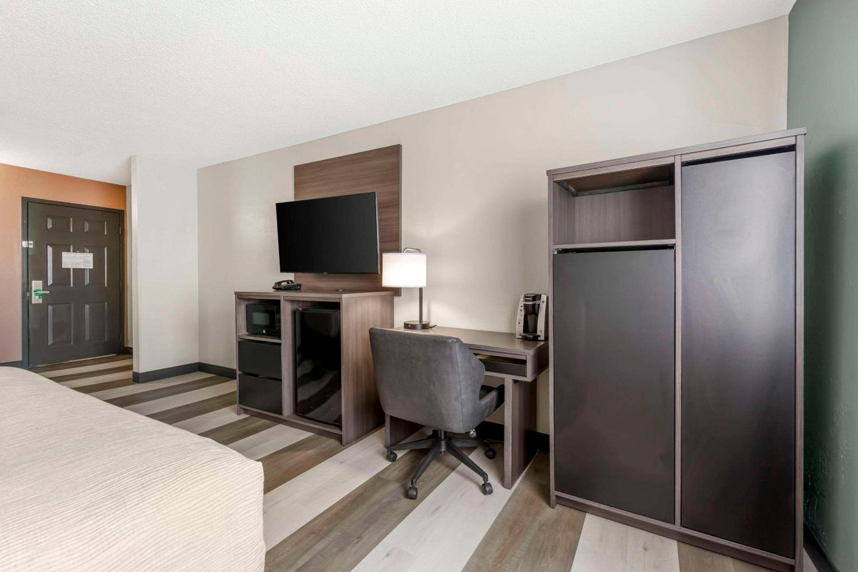 Queen Room with Two Queen Beds - Non-Smoking - Photo 4