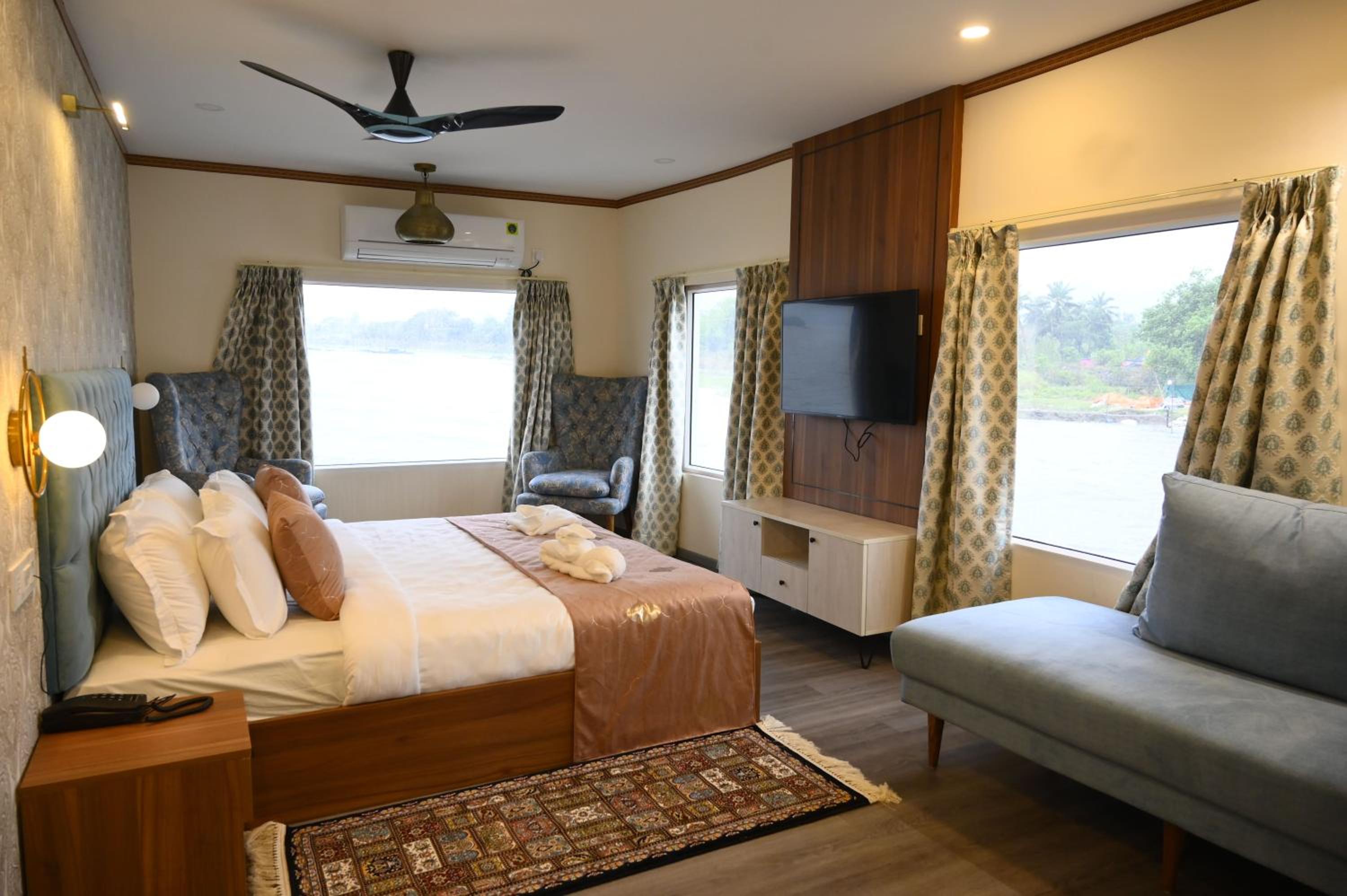 Suite with Lake View photo 2