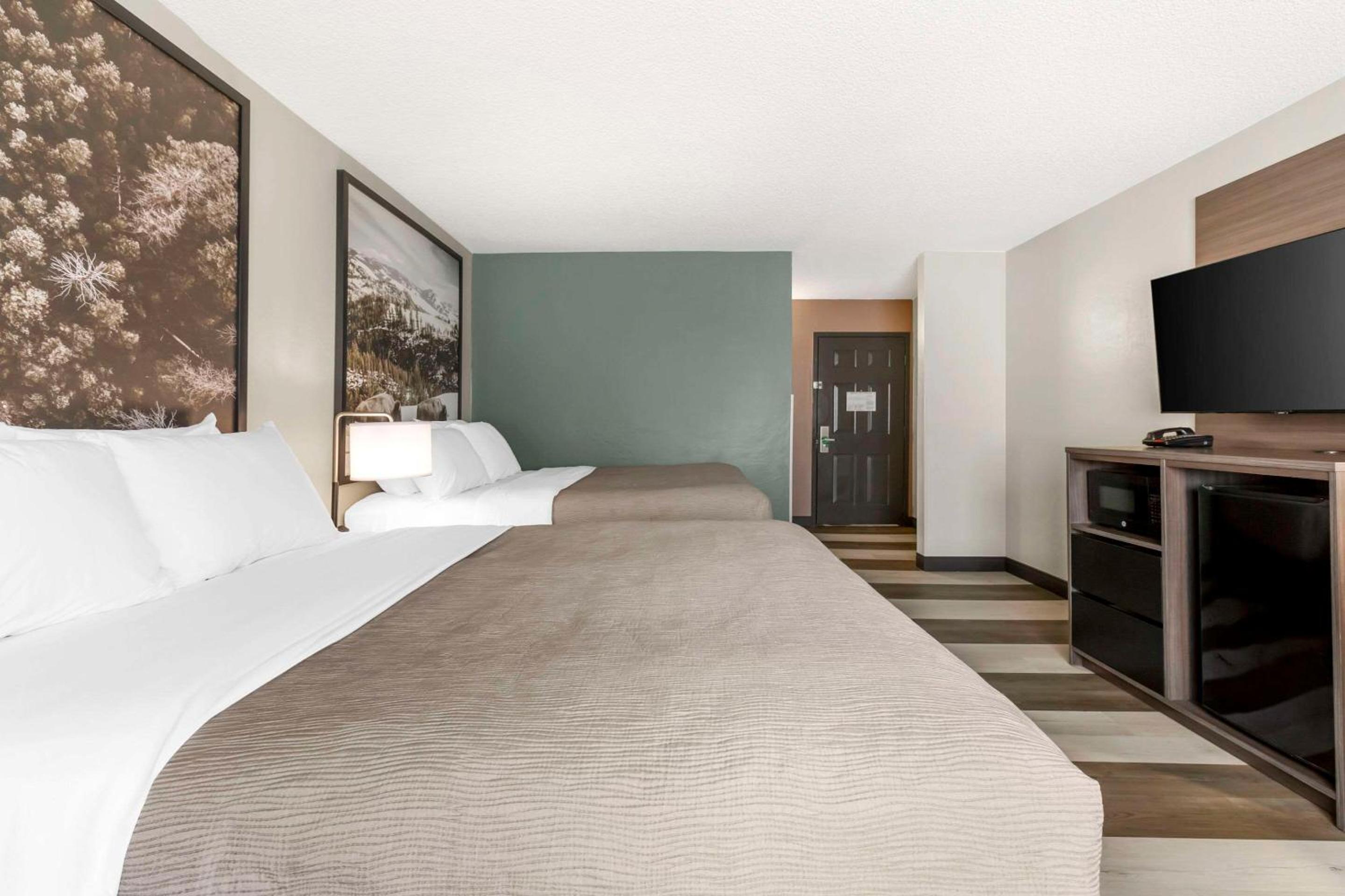 Queen Room with Two Queen Beds - Non-Smoking - Photo 2