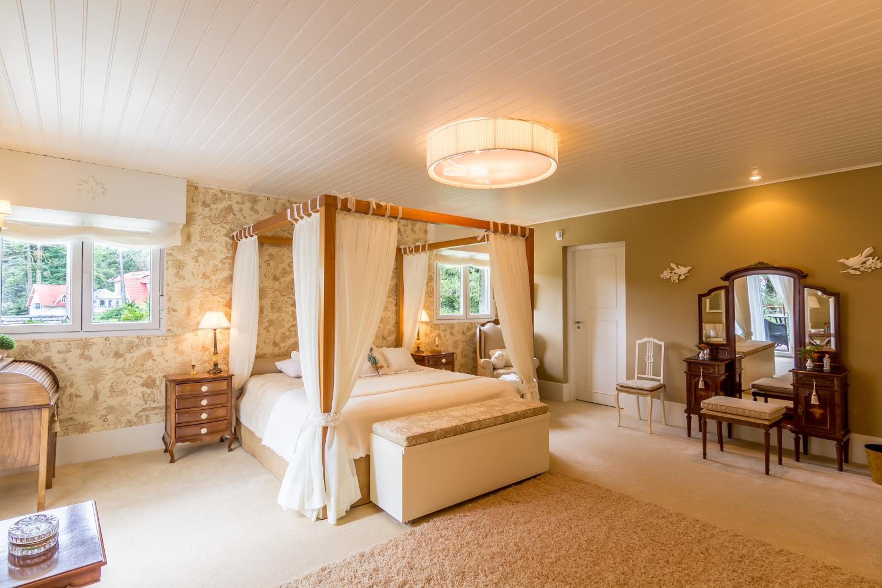 Deluxe Suite with Spa Bath photo 2