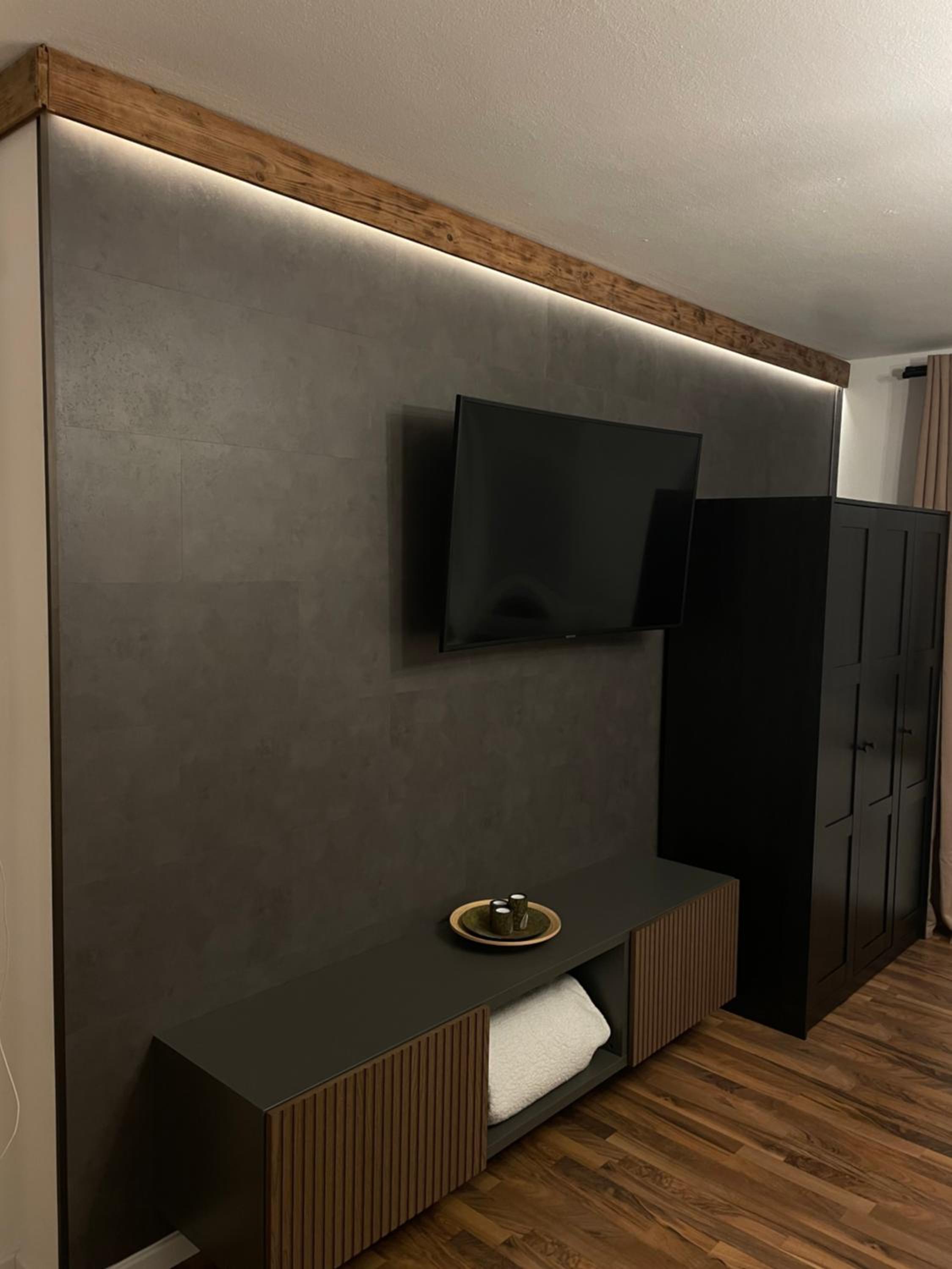 One-Bedroom Apartment with Balcony and Mountain View   photo 1
