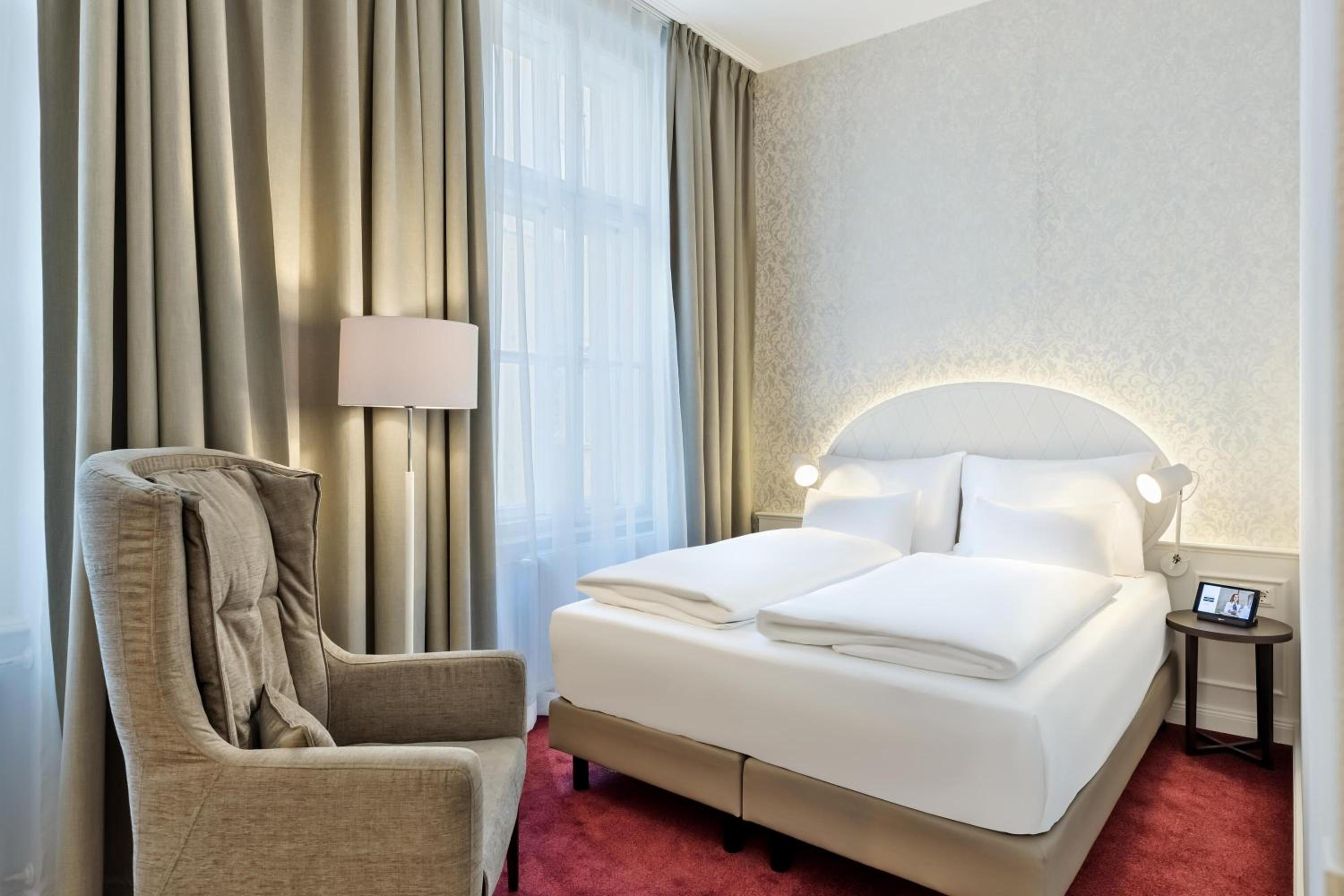 Standard King Room photo 1