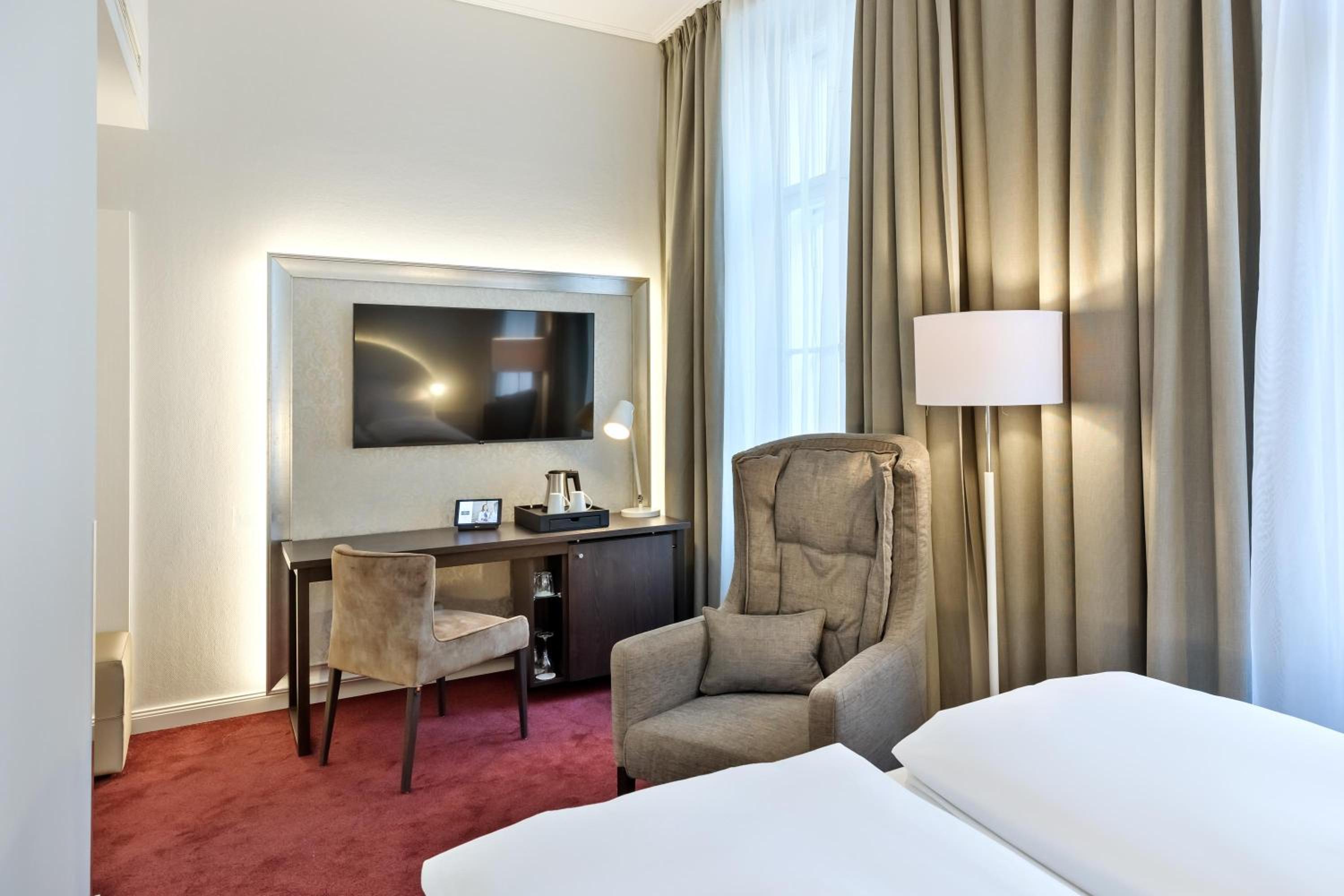 Standard King Room photo 3