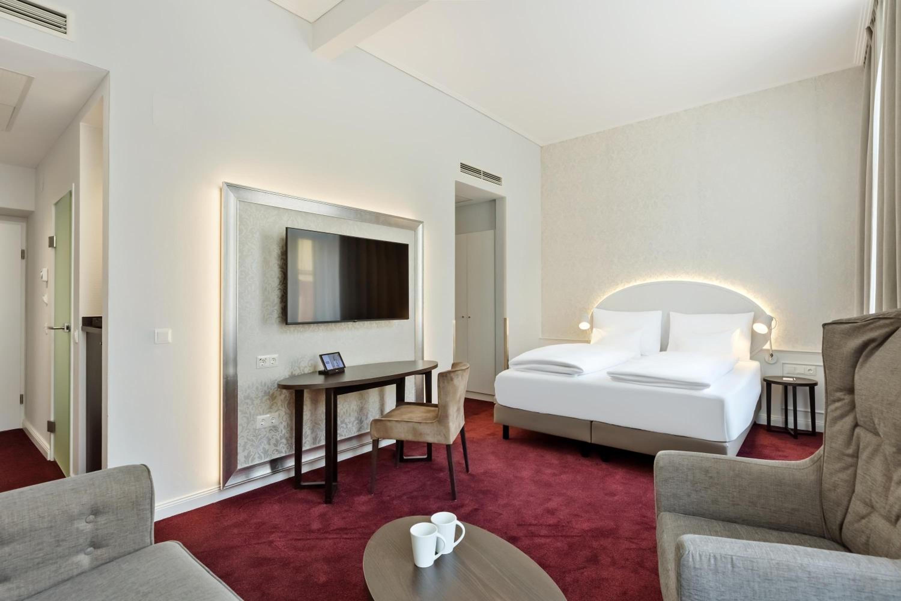 Deluxe Room with Queen Bed and Sofa Bed photo 3