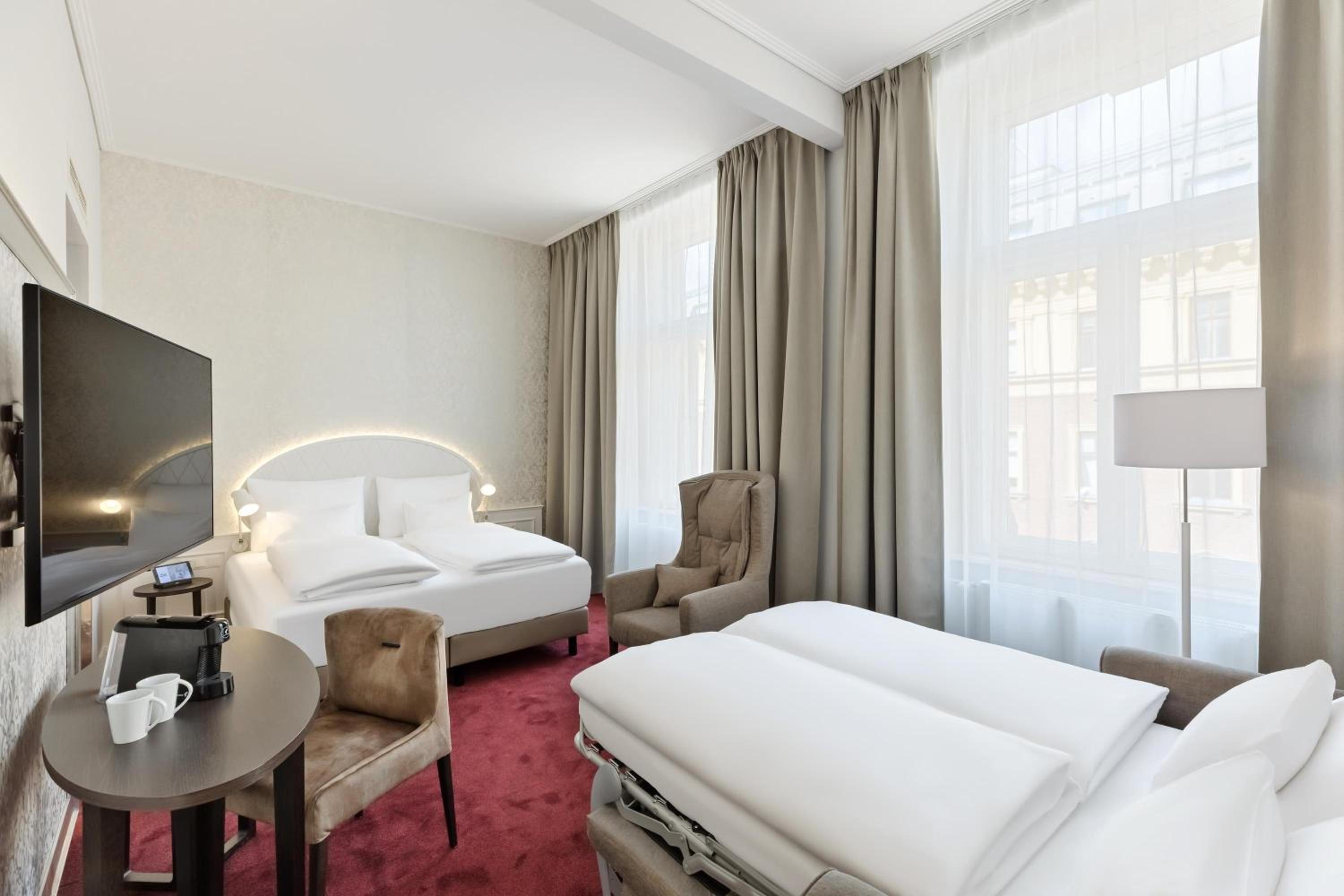 Deluxe Room with Queen Bed and Sofa Bed photo 1