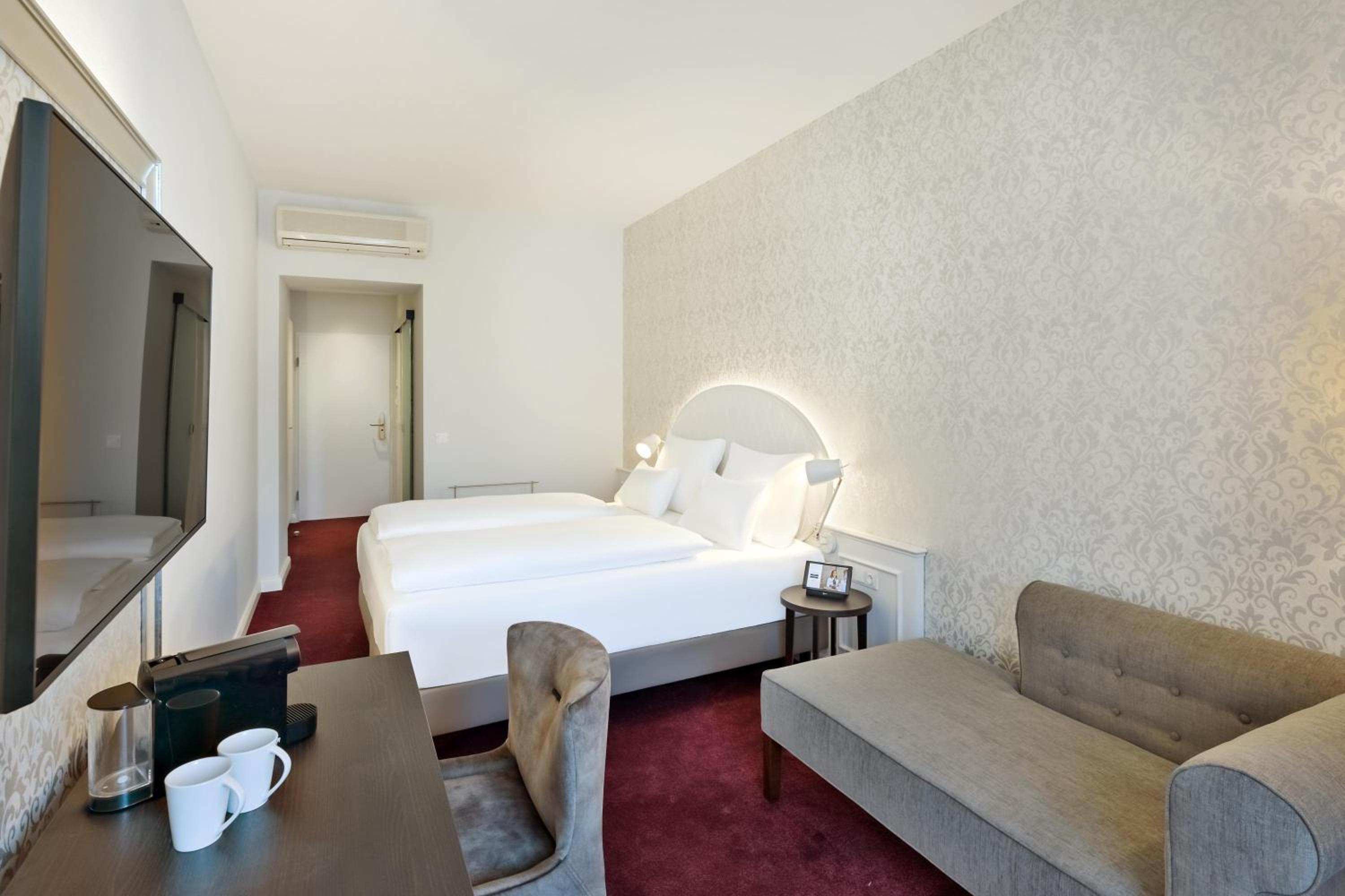 Superior Room with 1 King Size bed photo 1