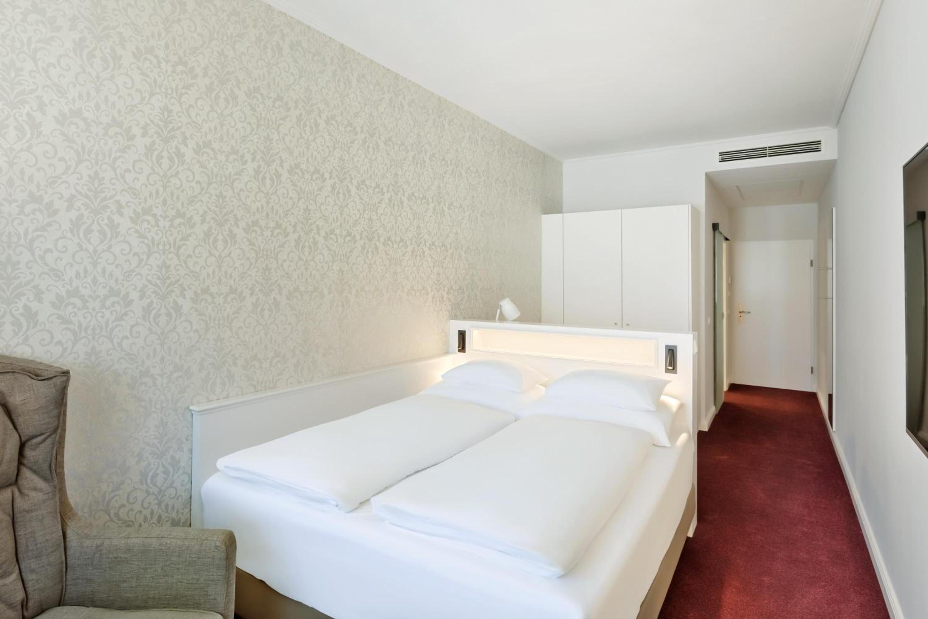 Classic Room with Double Bed photo 3