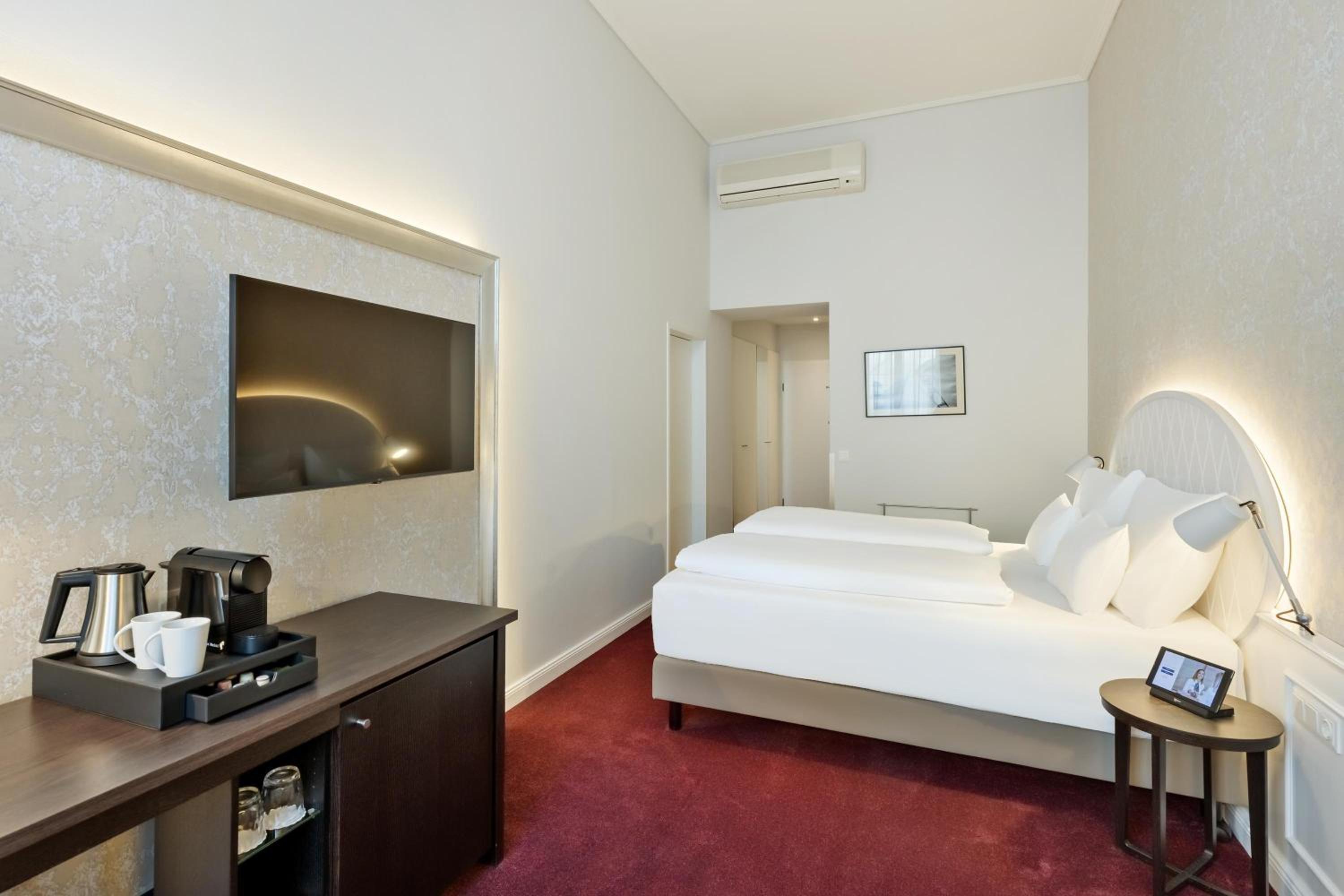 Superior Room with 1 King Size bed photo 2