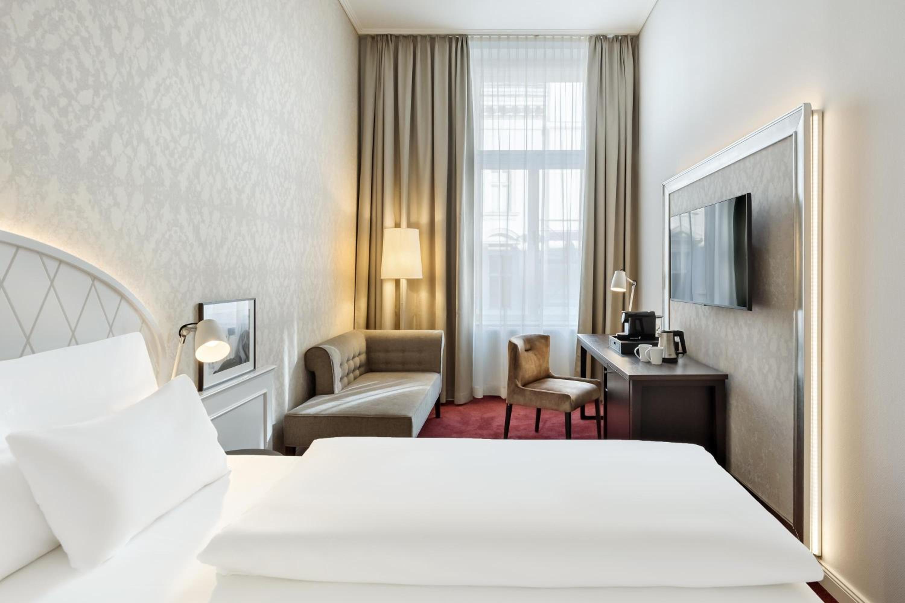 Superior Room with 1 King Size bed photo 3