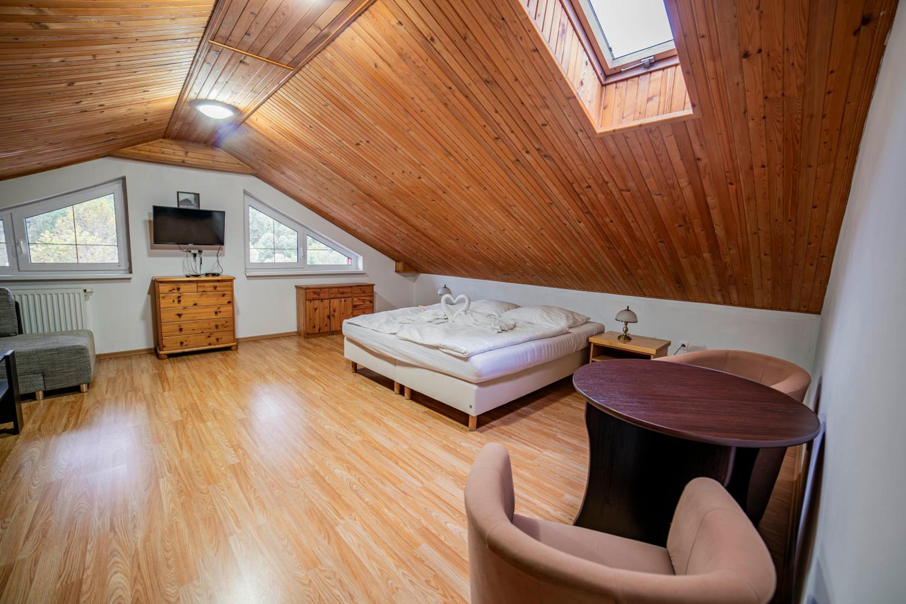 One-bedroom Loft Apartment  photo 2