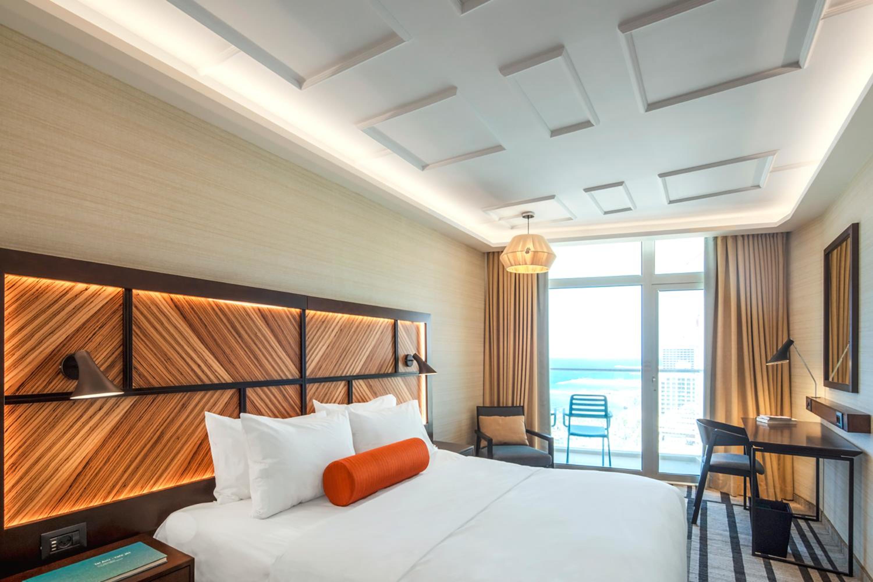Club lounge access, Executive Guest room, 1 King, Sea view - Photo 6