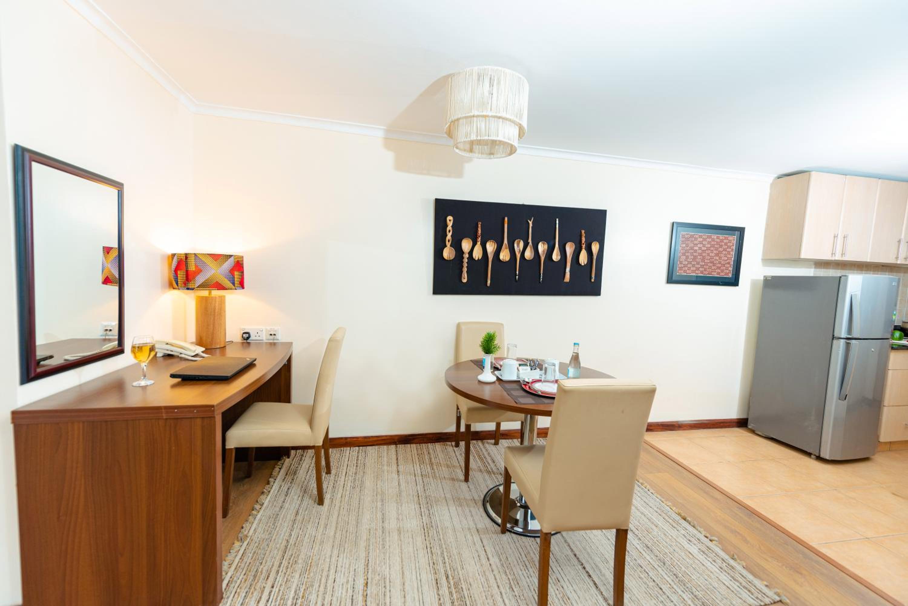 Queen Studio Apartment - Non-Smoking thumbnail 5