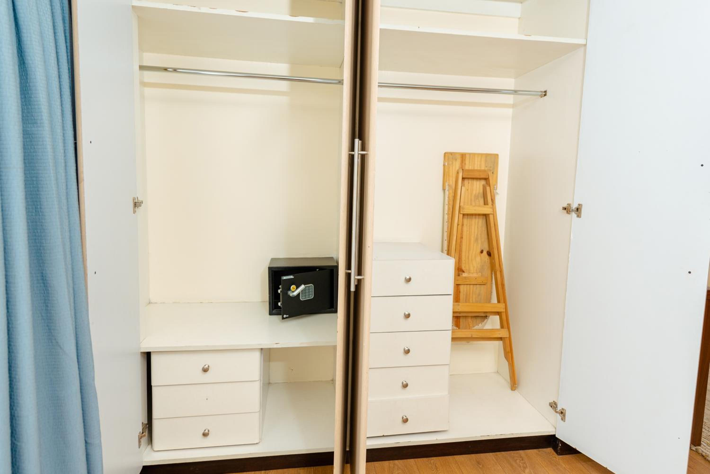 Three-Bedroom Superior Apartment with Two Queen and Two Single Beds - Non-Smoking thumbnail 6