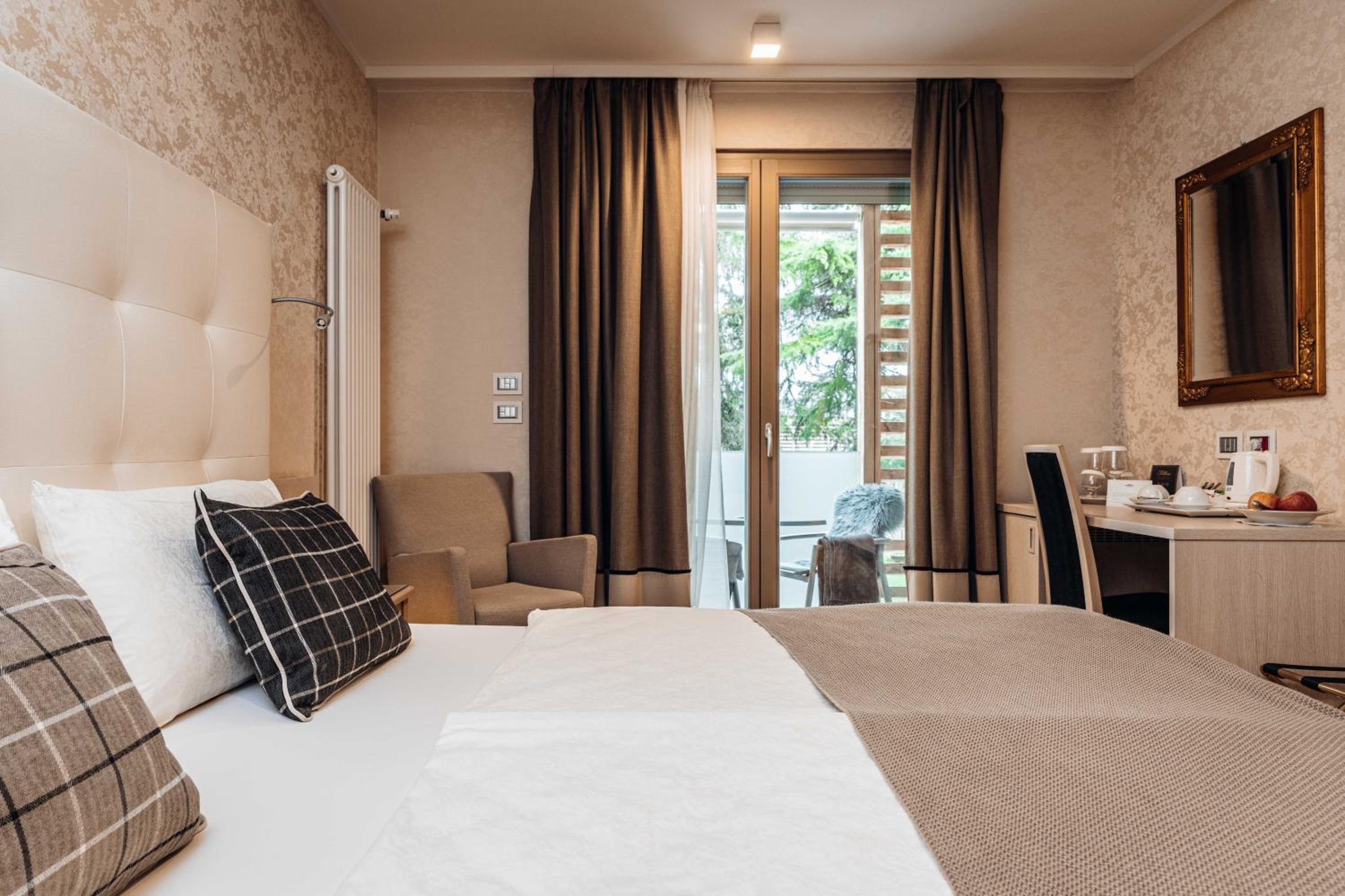 Double or Twin Room - Photo 6