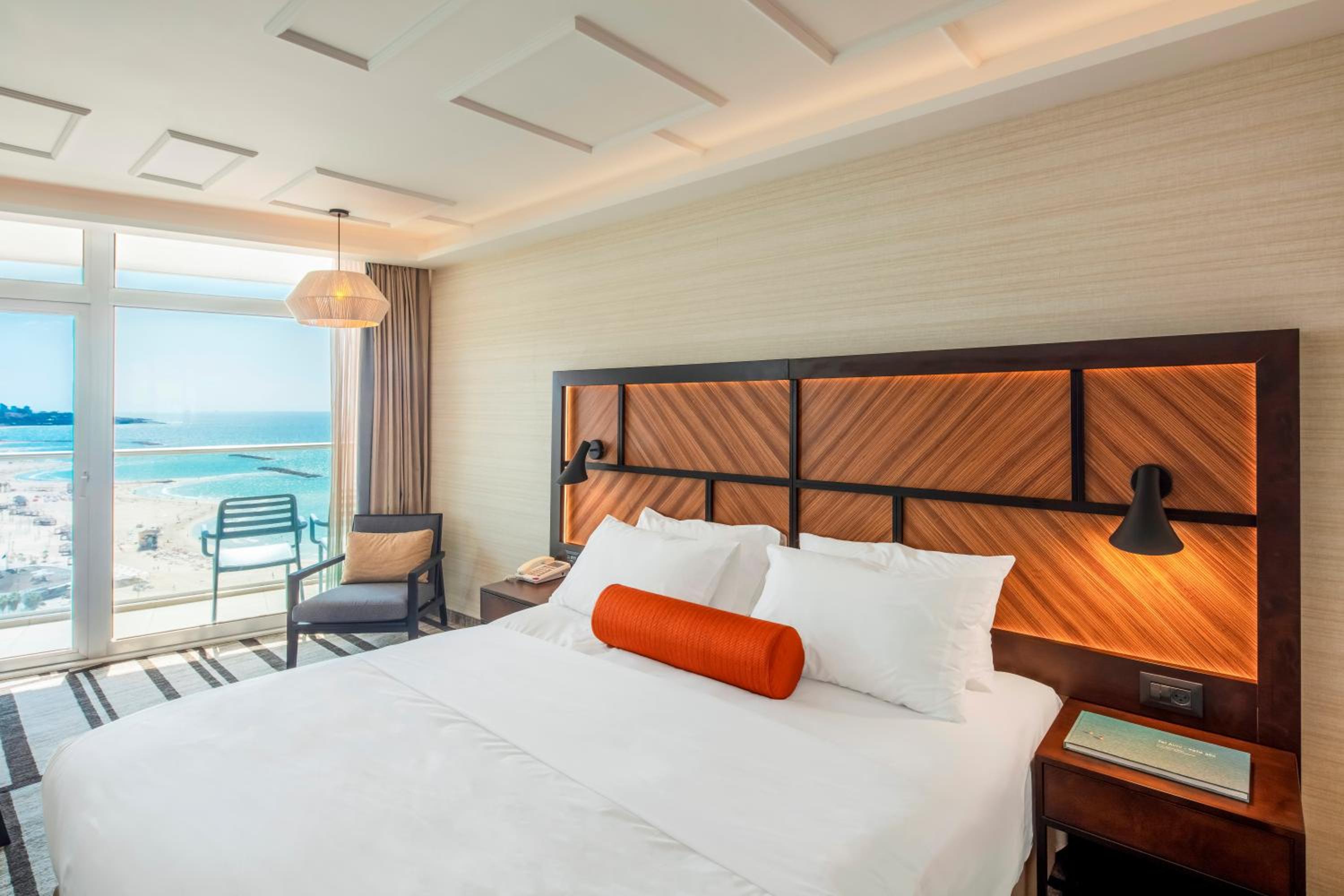 Club lounge access, Executive Guest room, 1 King, Sea view - Photo 8