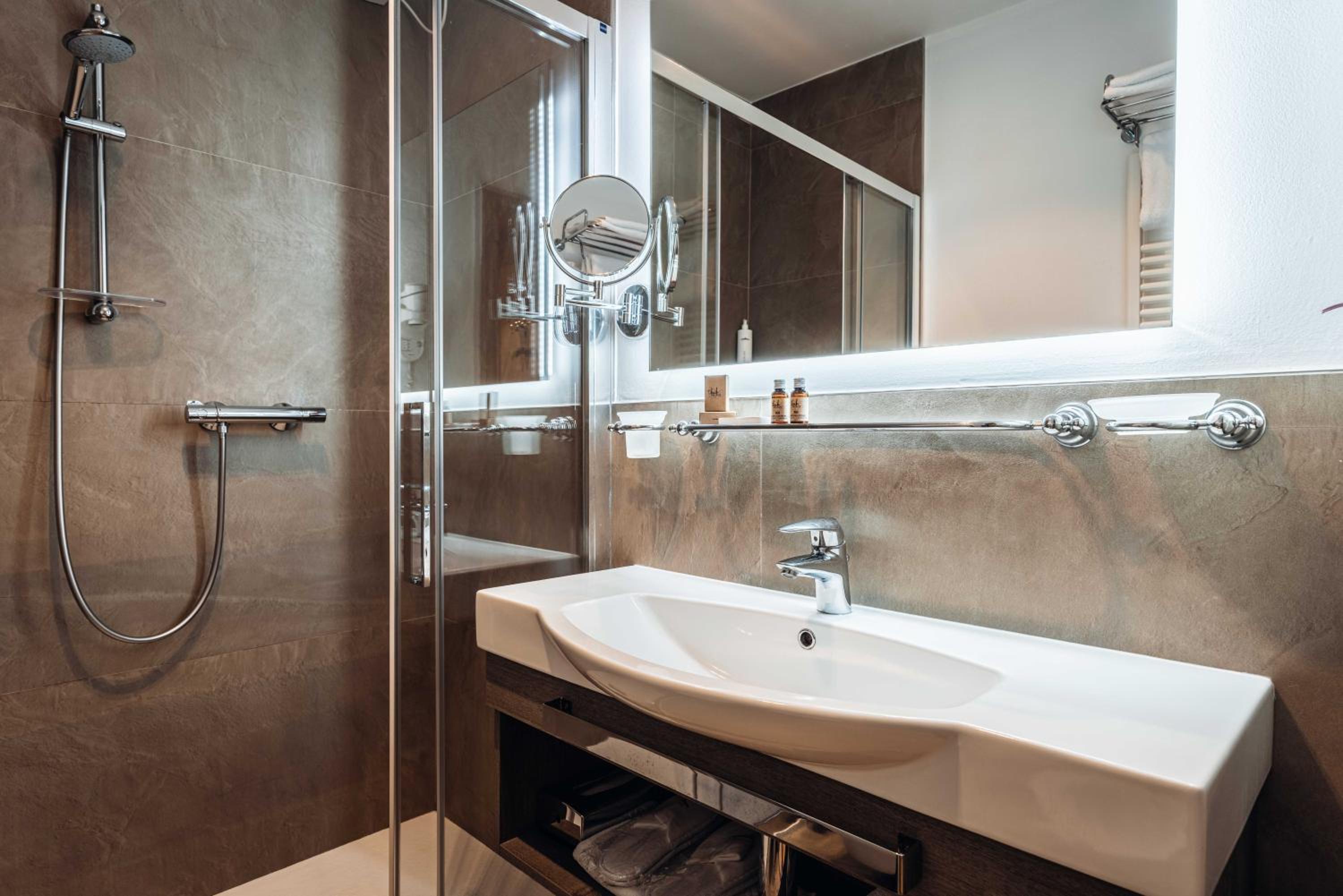 Double or Twin Room - Photo 9
