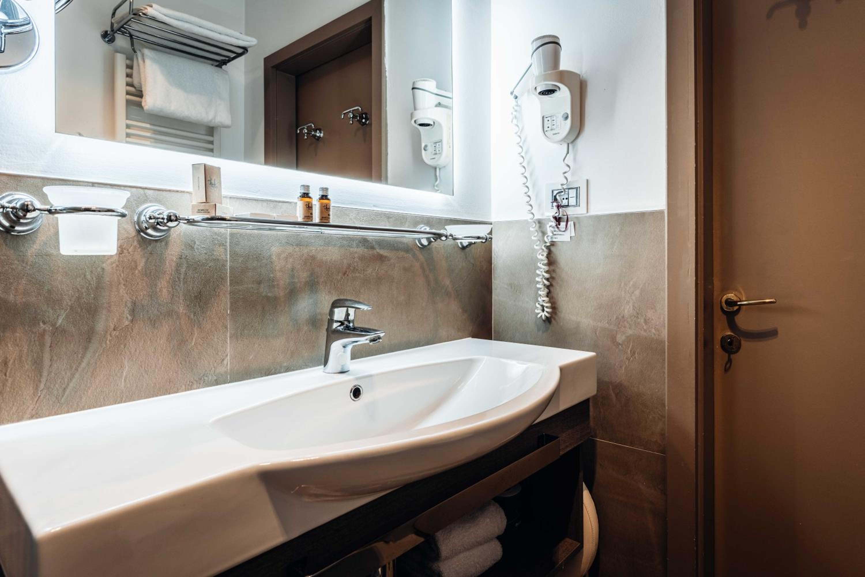 Double or Twin Room - Photo 8