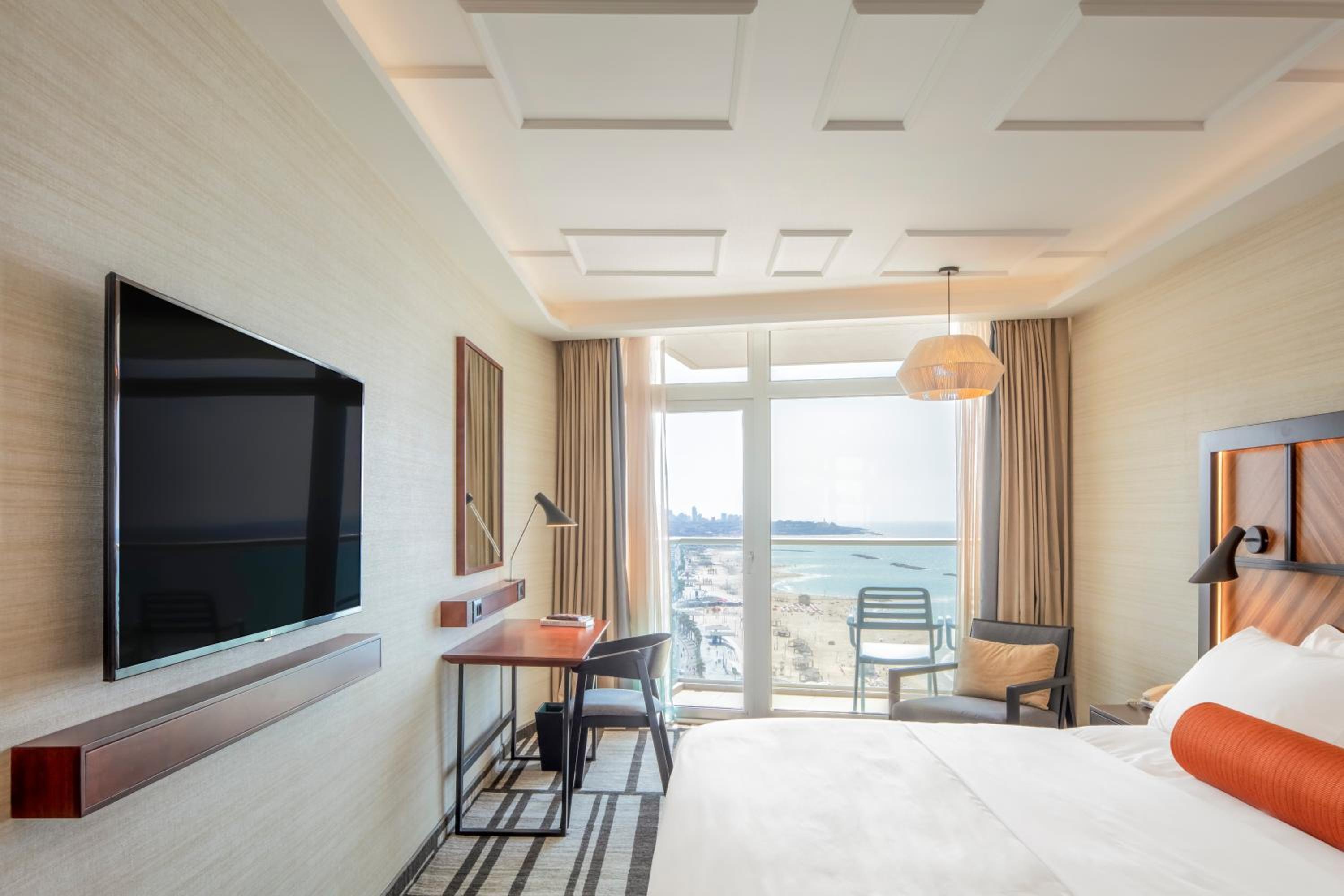 Club lounge access, Executive Guest room, 1 King, Sea view - Photo 1