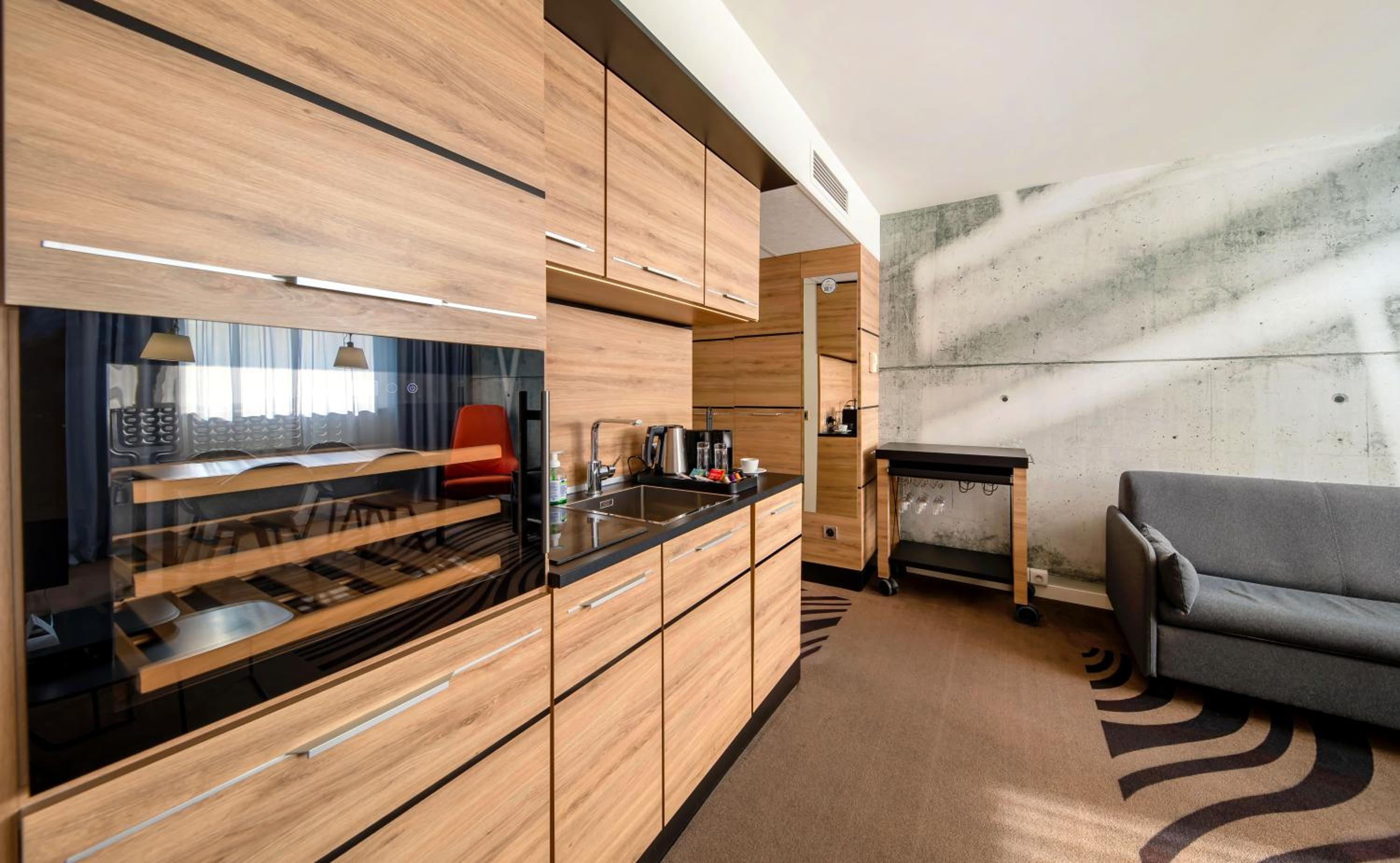 Superior Suite with Queen Bed and Kitchenette photo 3