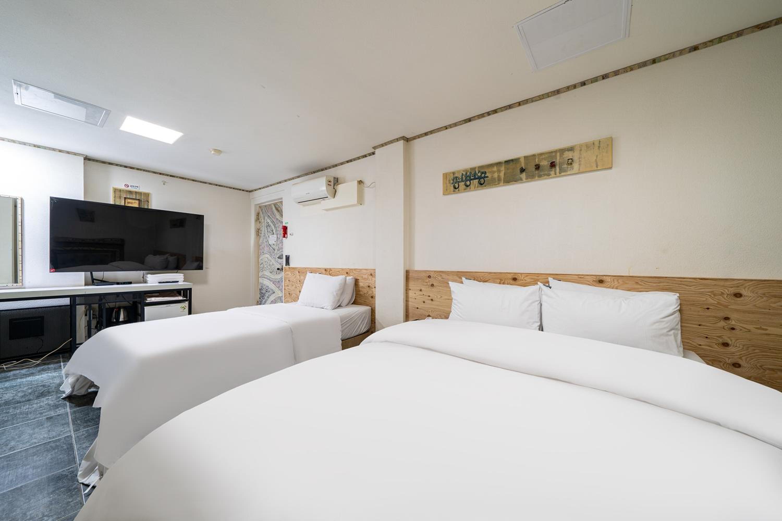 Deluxe Twin Room - Photo 2