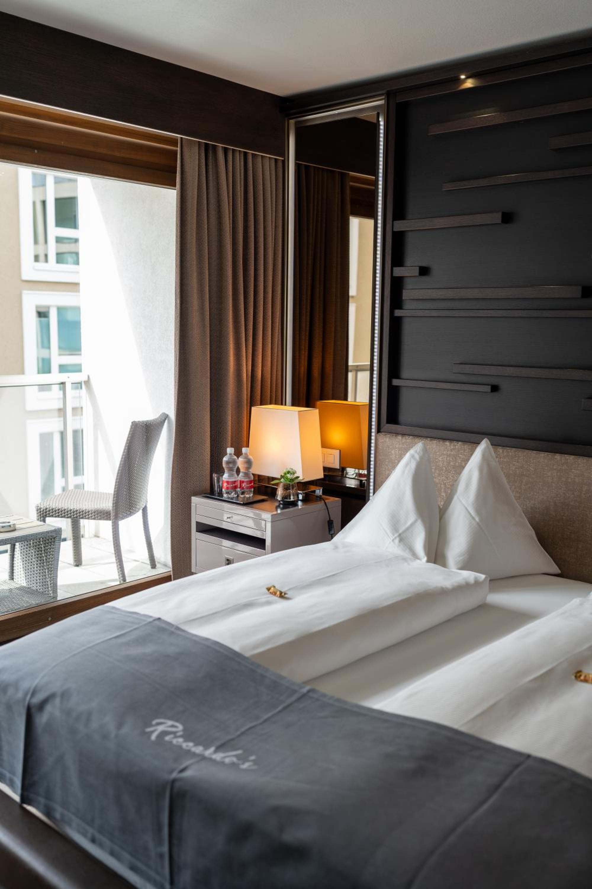 Deluxe Double Room thumbnail 6