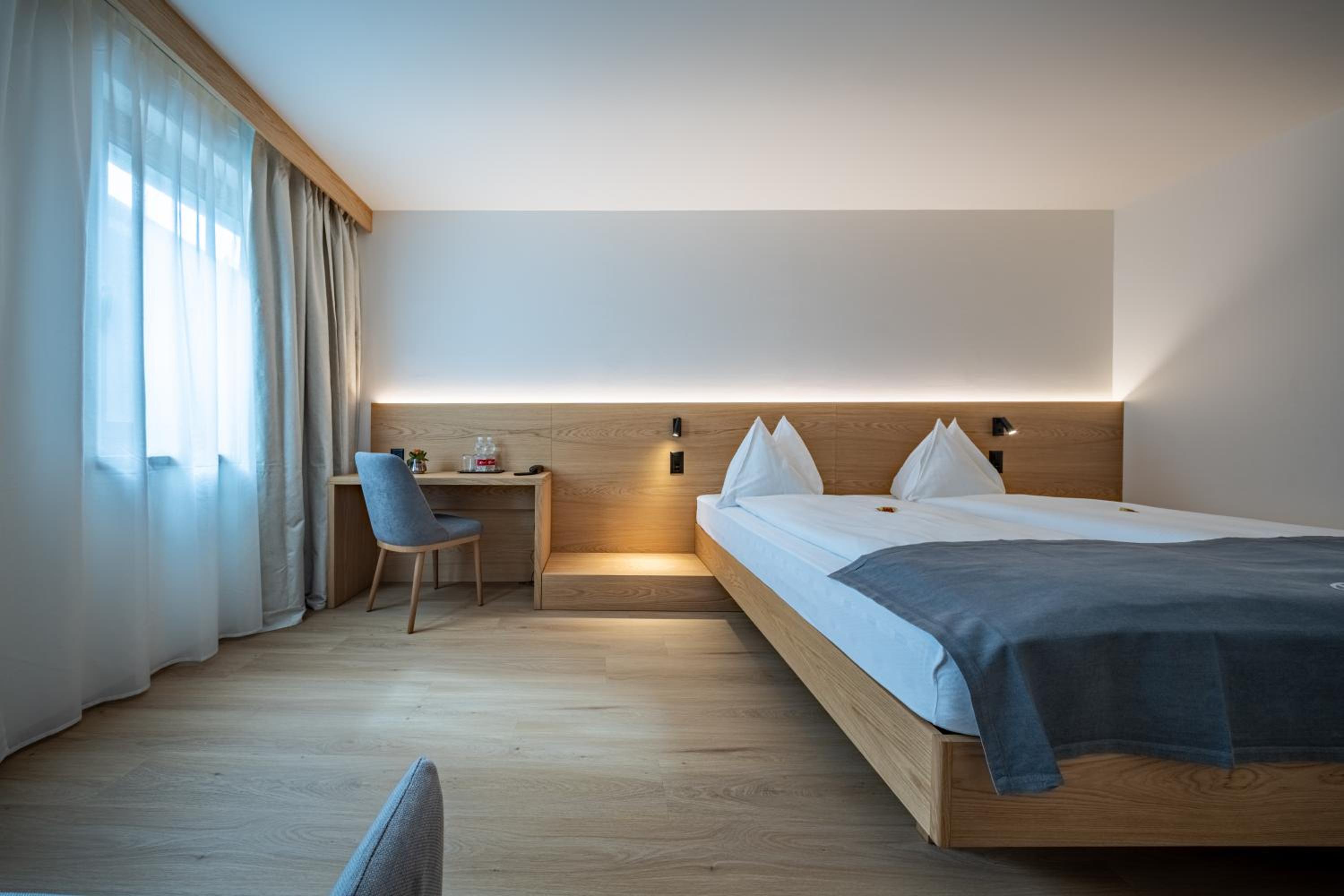 Superior Twin Room thumbnail 5