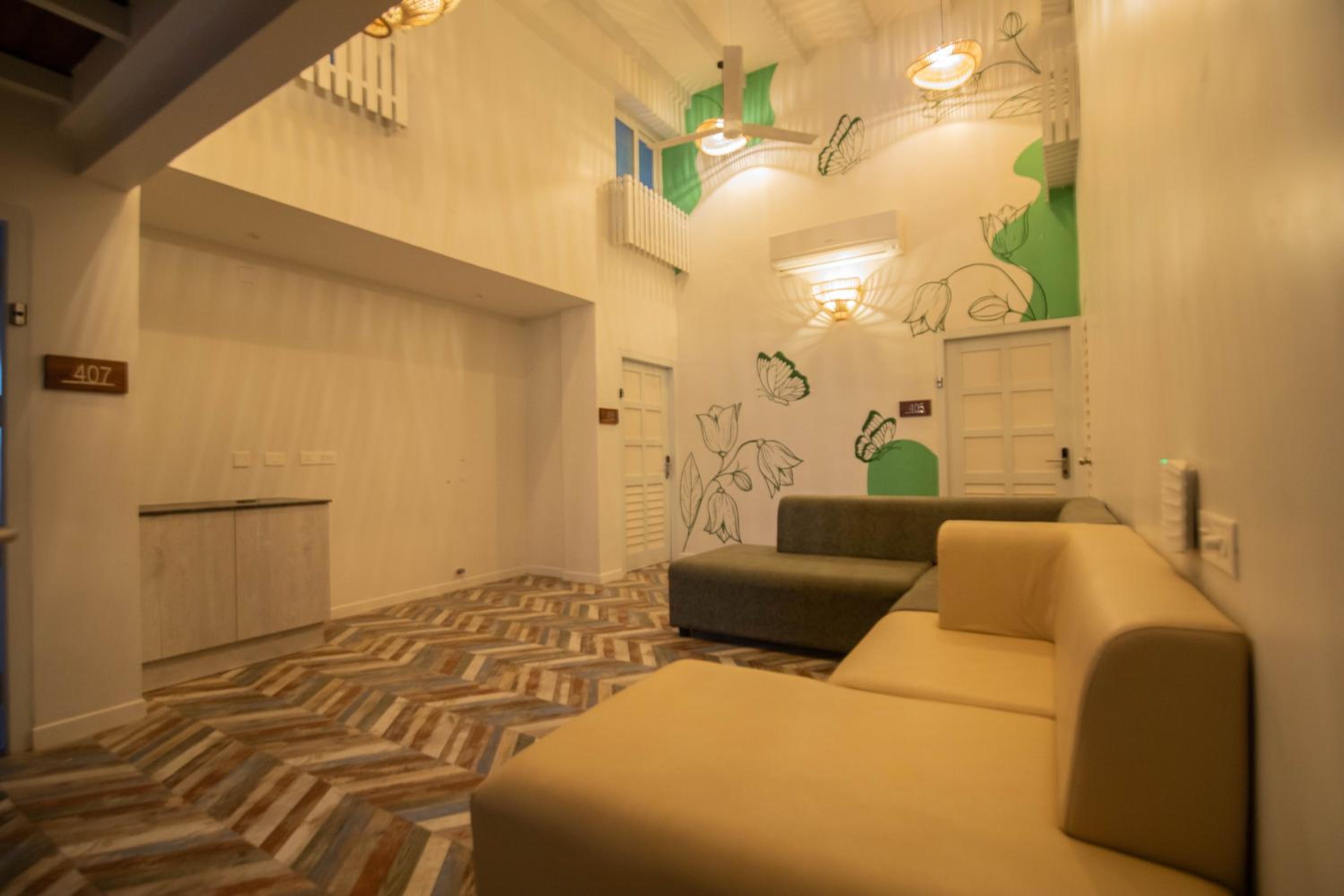 Executive Suite - Photo 2