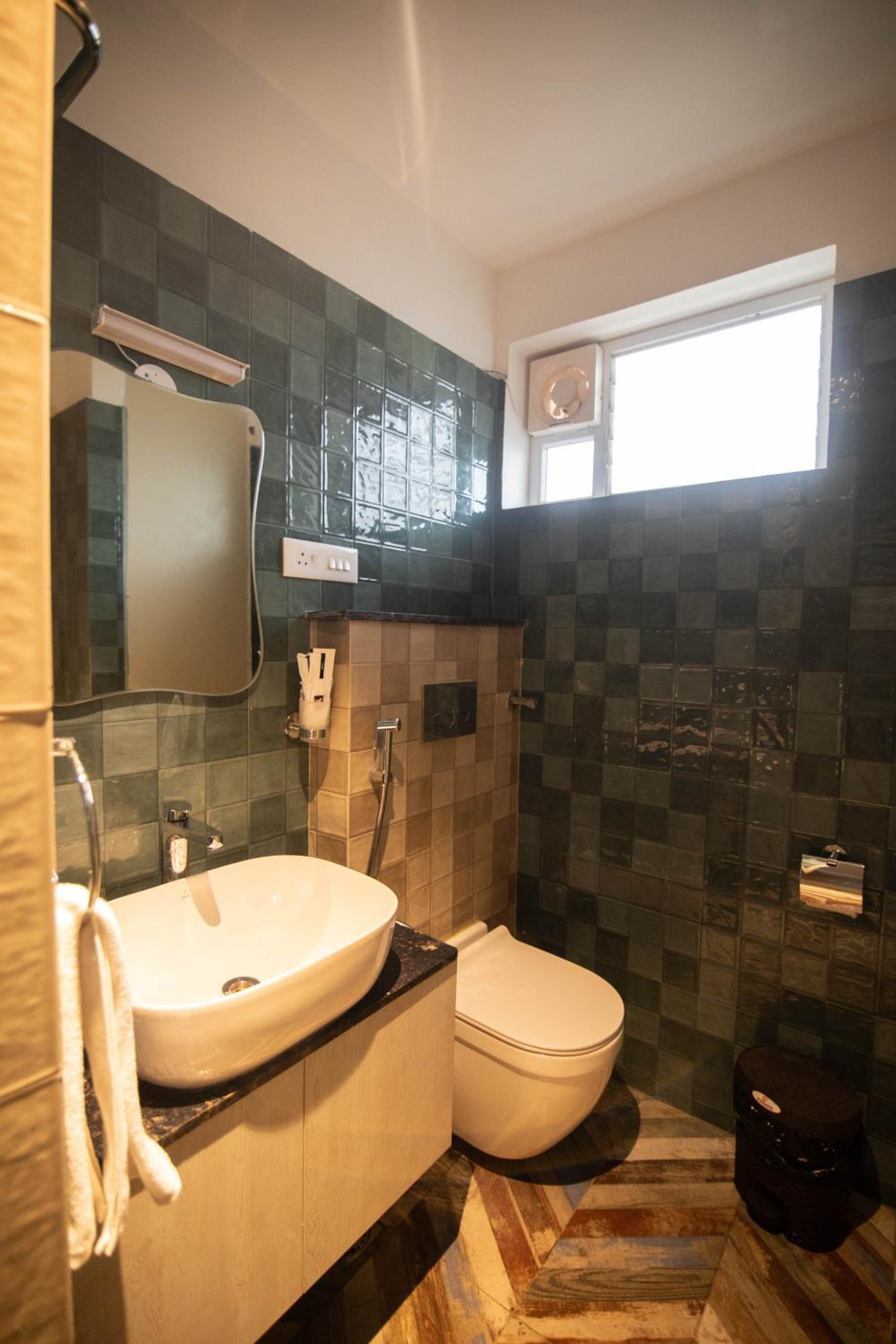 Executive Suite - Photo 8