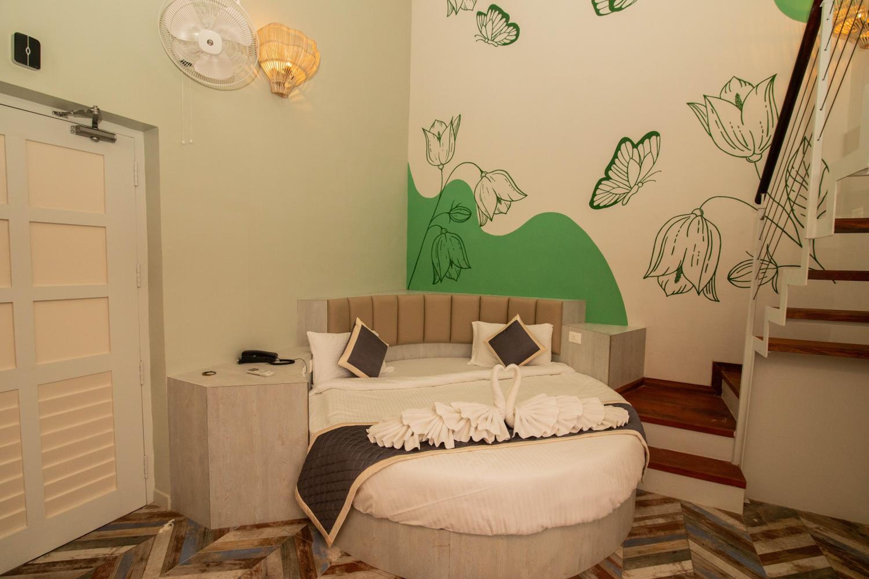 Executive Suite - Photo 5