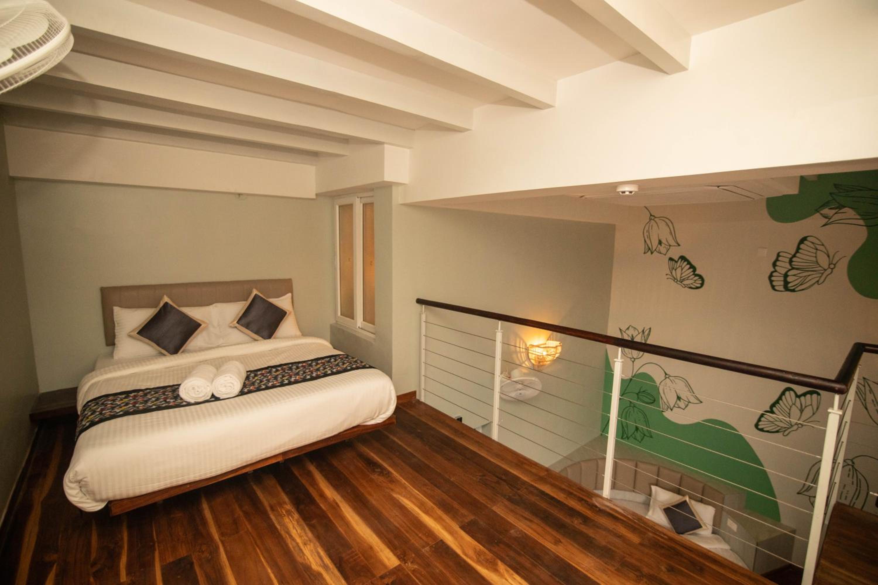 Executive Suite - Photo 4