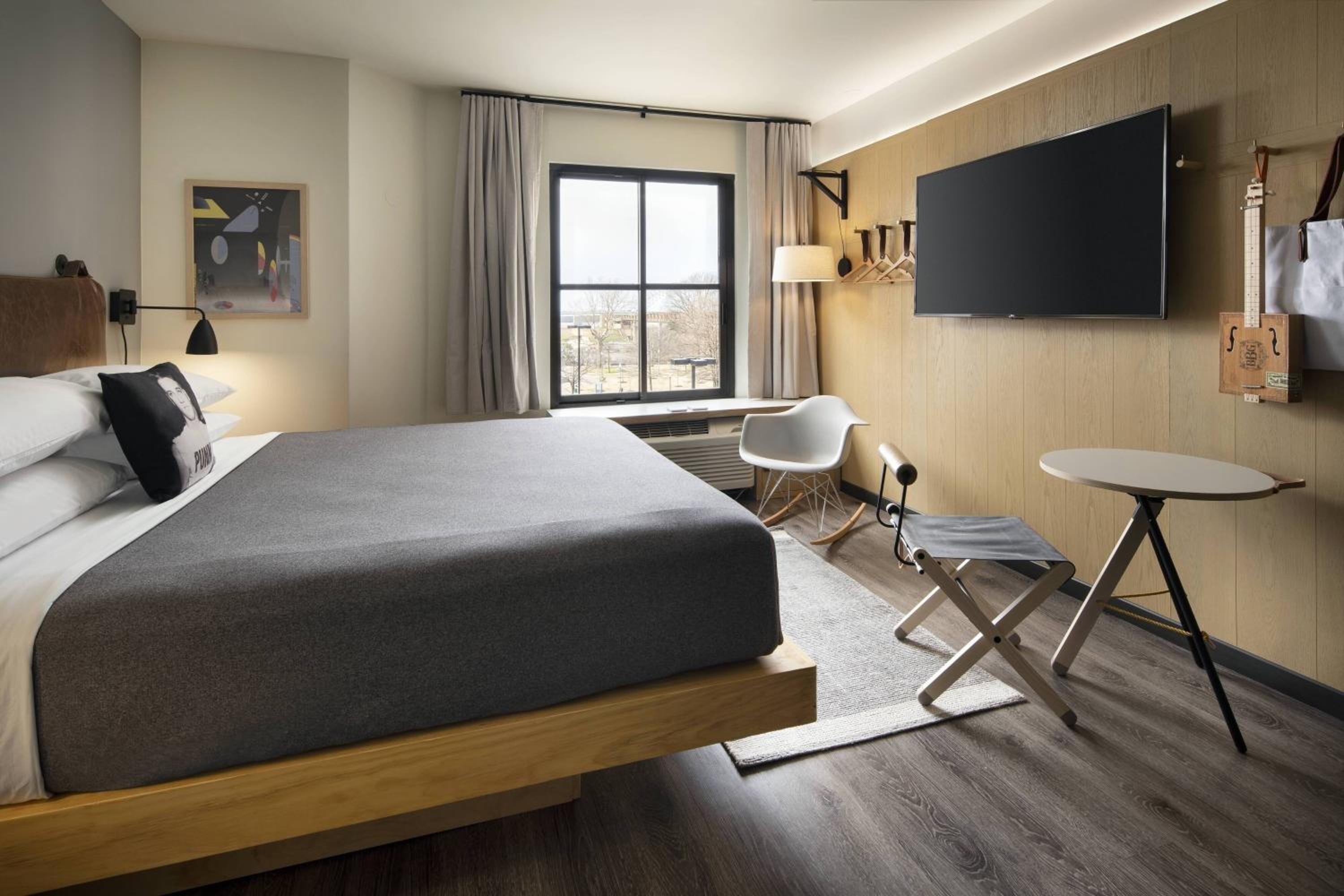 Small King Room - Hearing Accessible - Photo 5