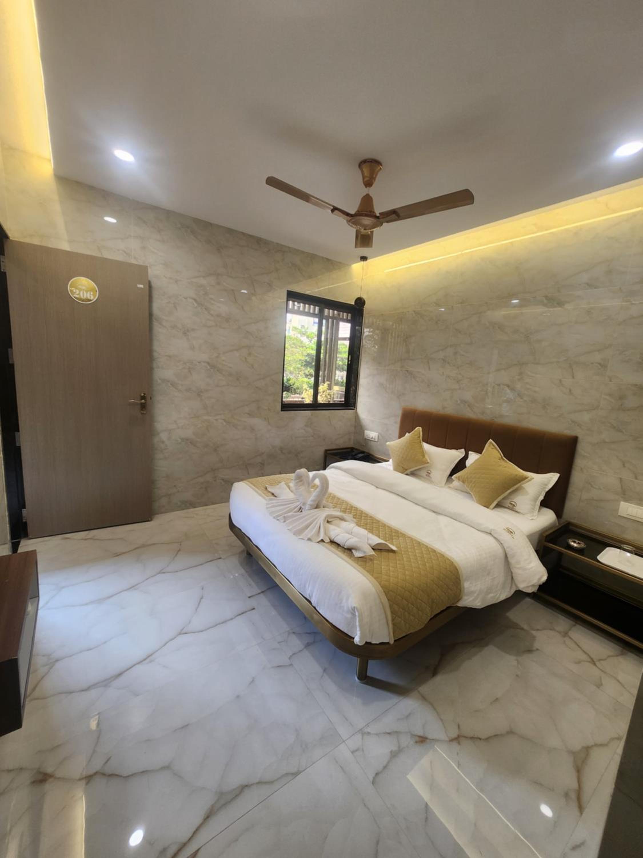 Large Double Room - Photo 1