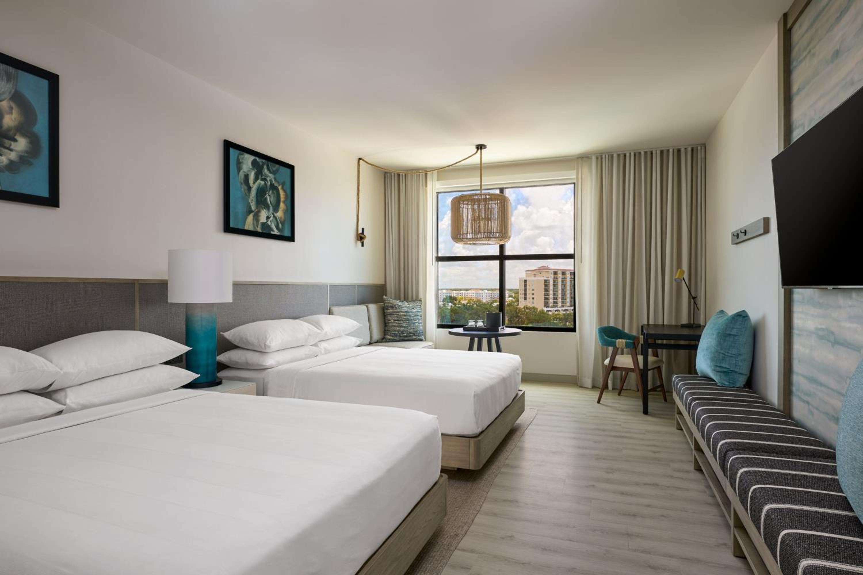Queen Room with Two Queen Beds, Pool and Marina View and Adapted Tub - Mobility Accessible