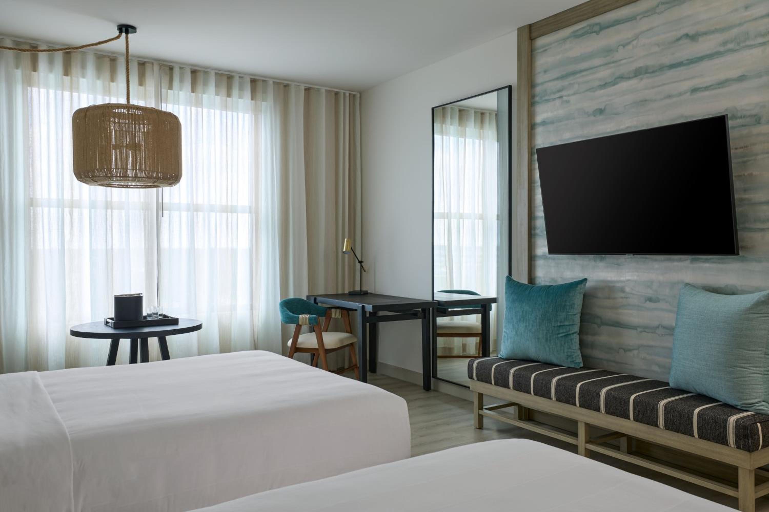 Queen Room with Two Queen Beds and River View - Hearing Accessible photo 3