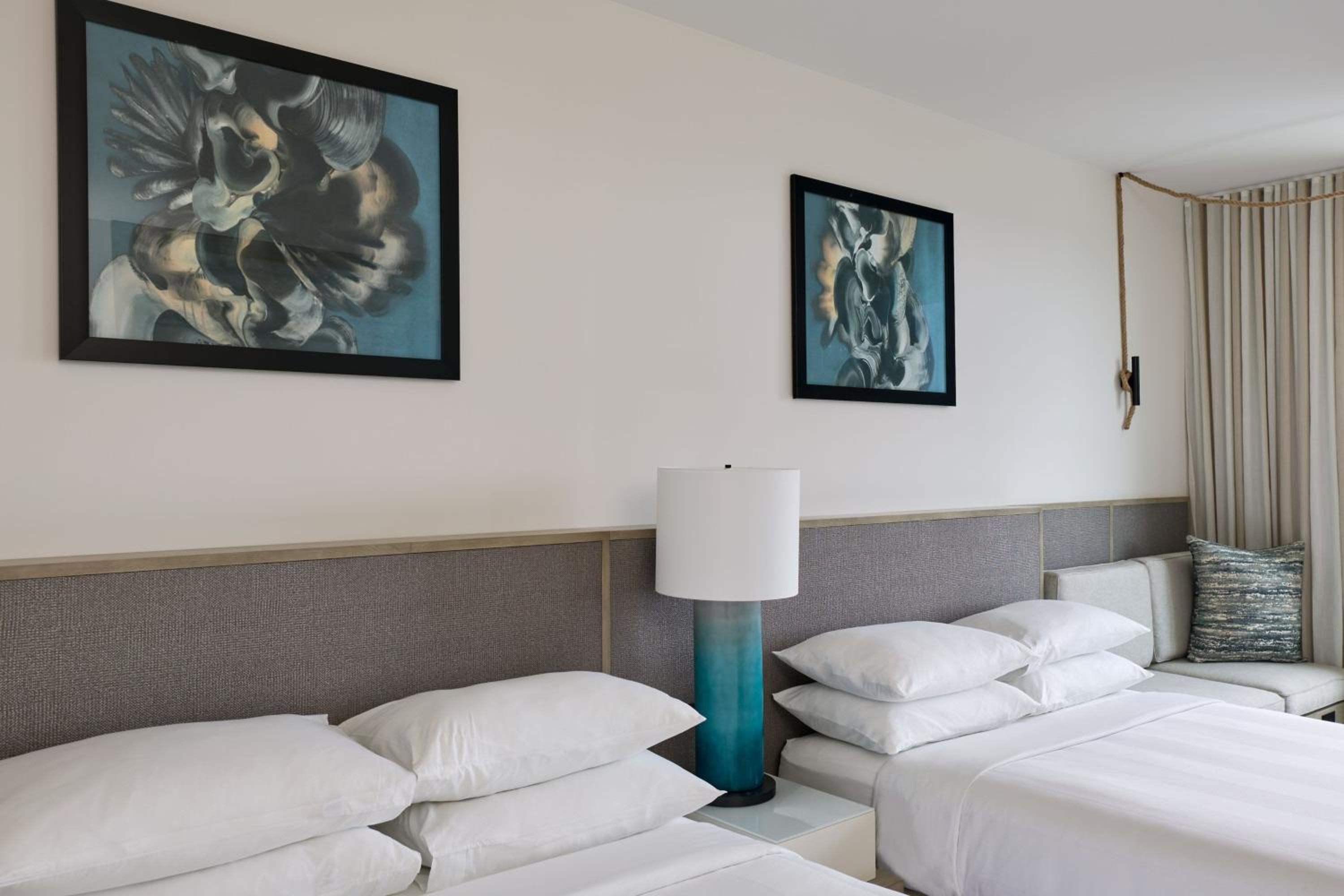 Queen Room with Two Queen Beds, Pool and Marina View and Adapted Tub - Mobility Accessible photo 3