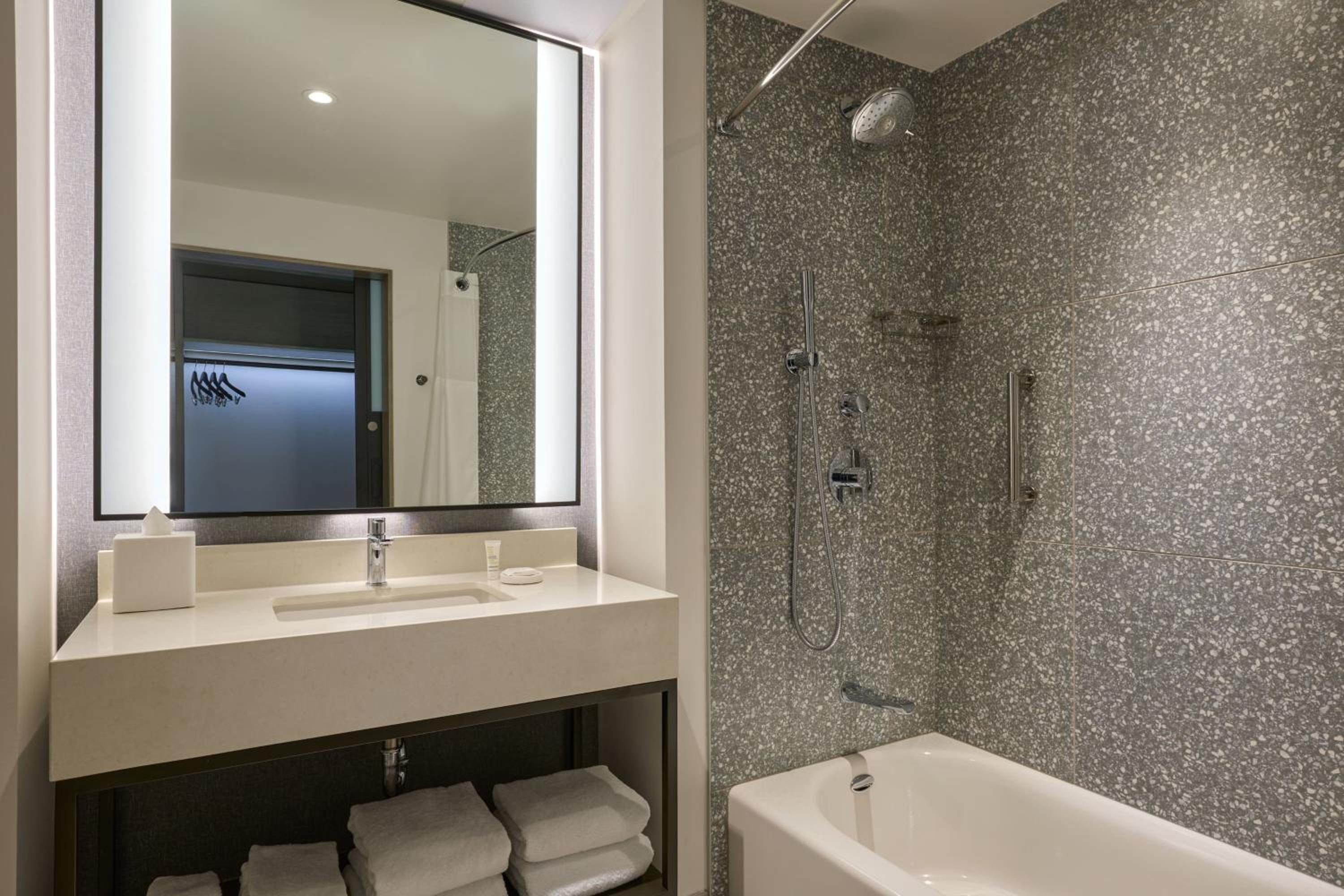 King Room with Pool View photo 2
