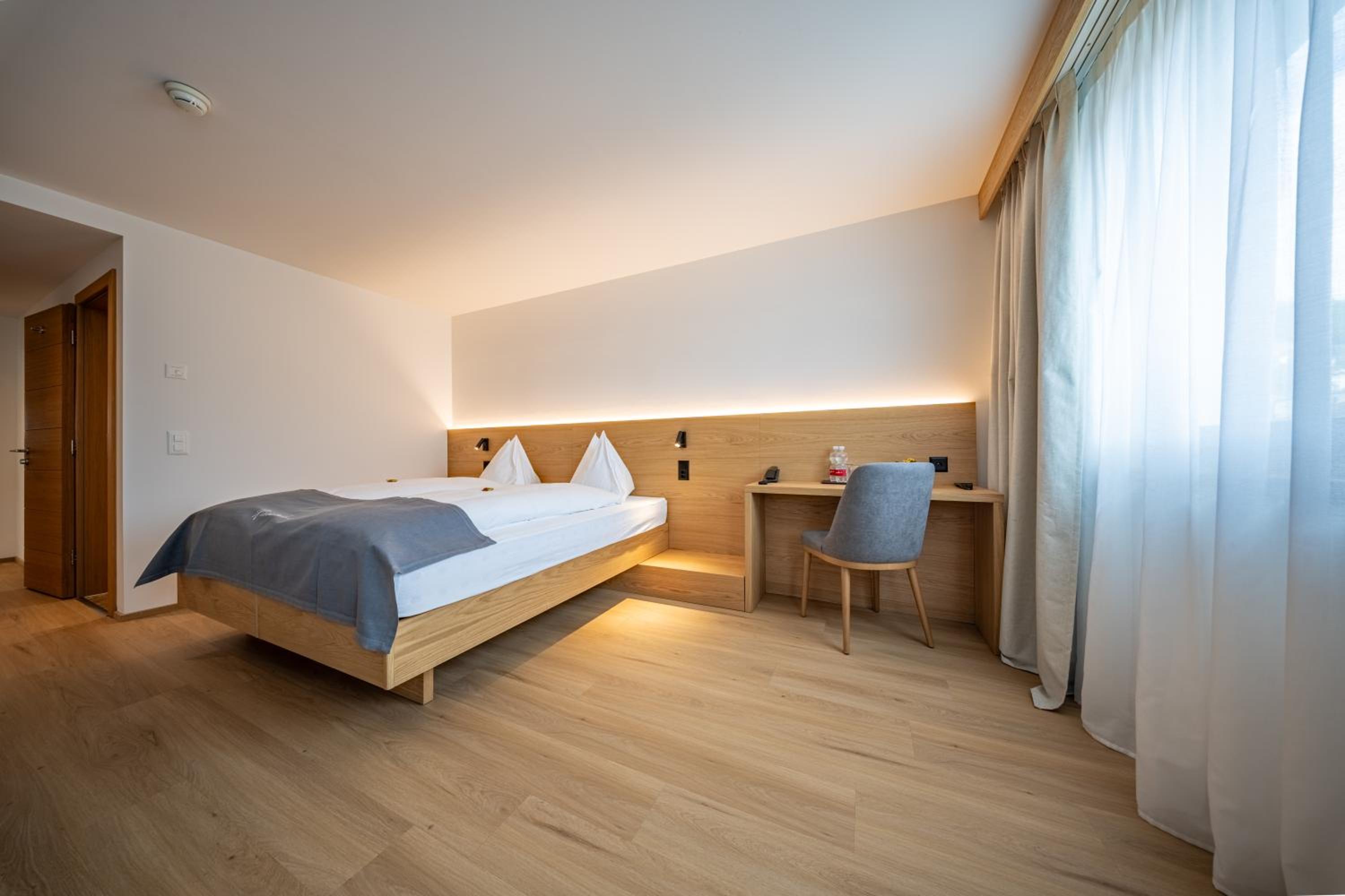 Superior Twin Room thumbnail 6