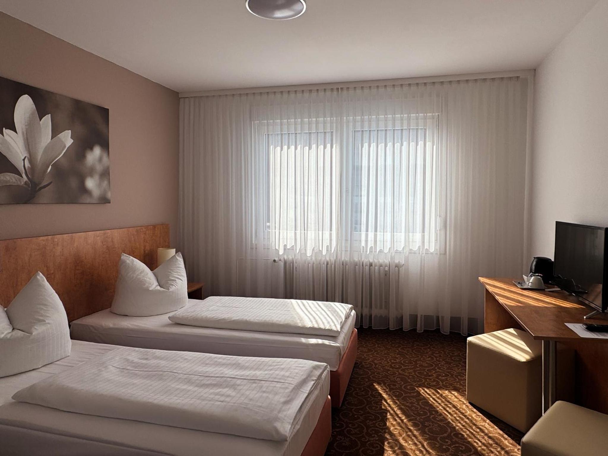 Double or Twin Room with Bathroom - Photo 1