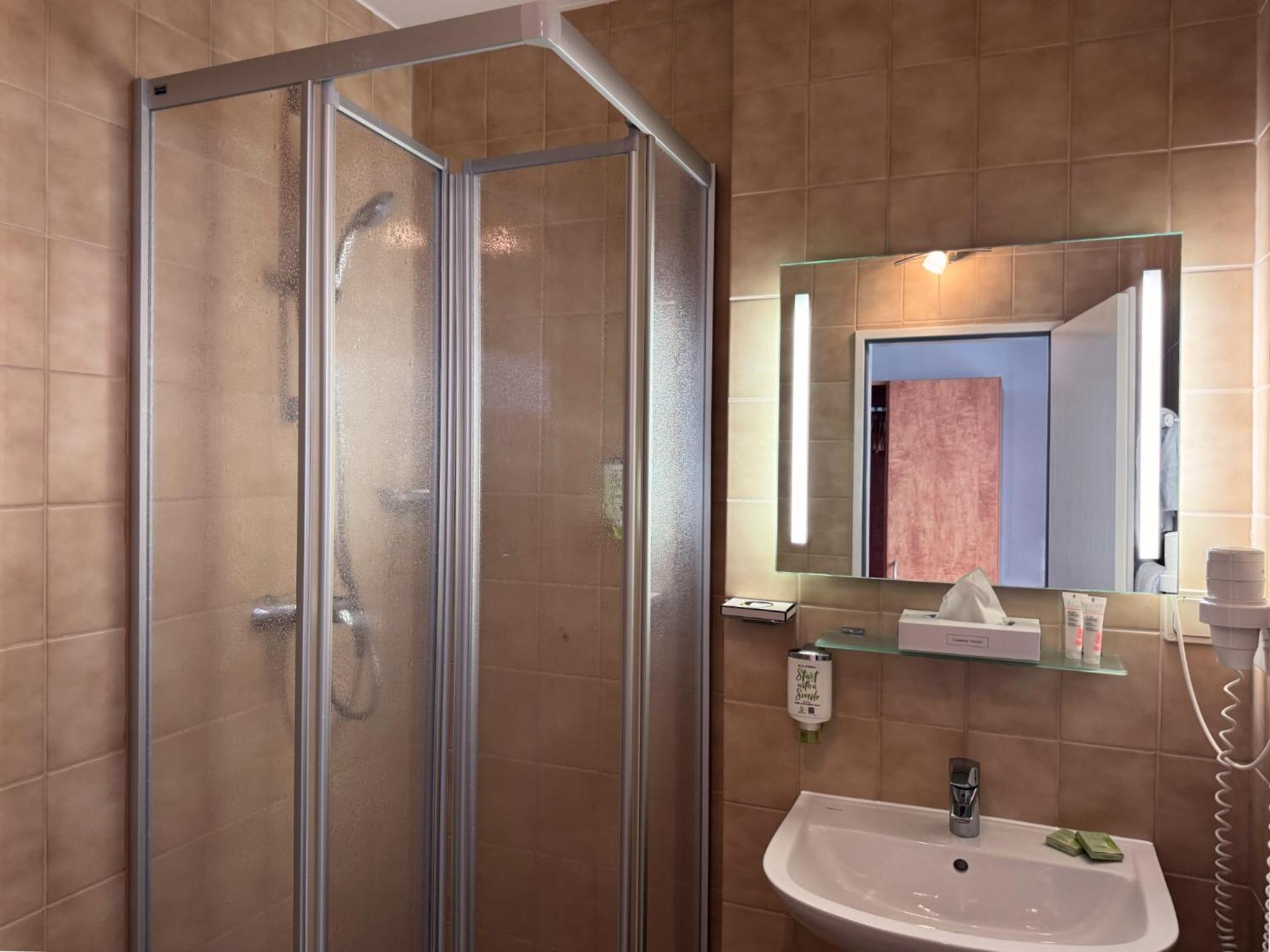 Double or Twin Room with Bathroom - Photo 3