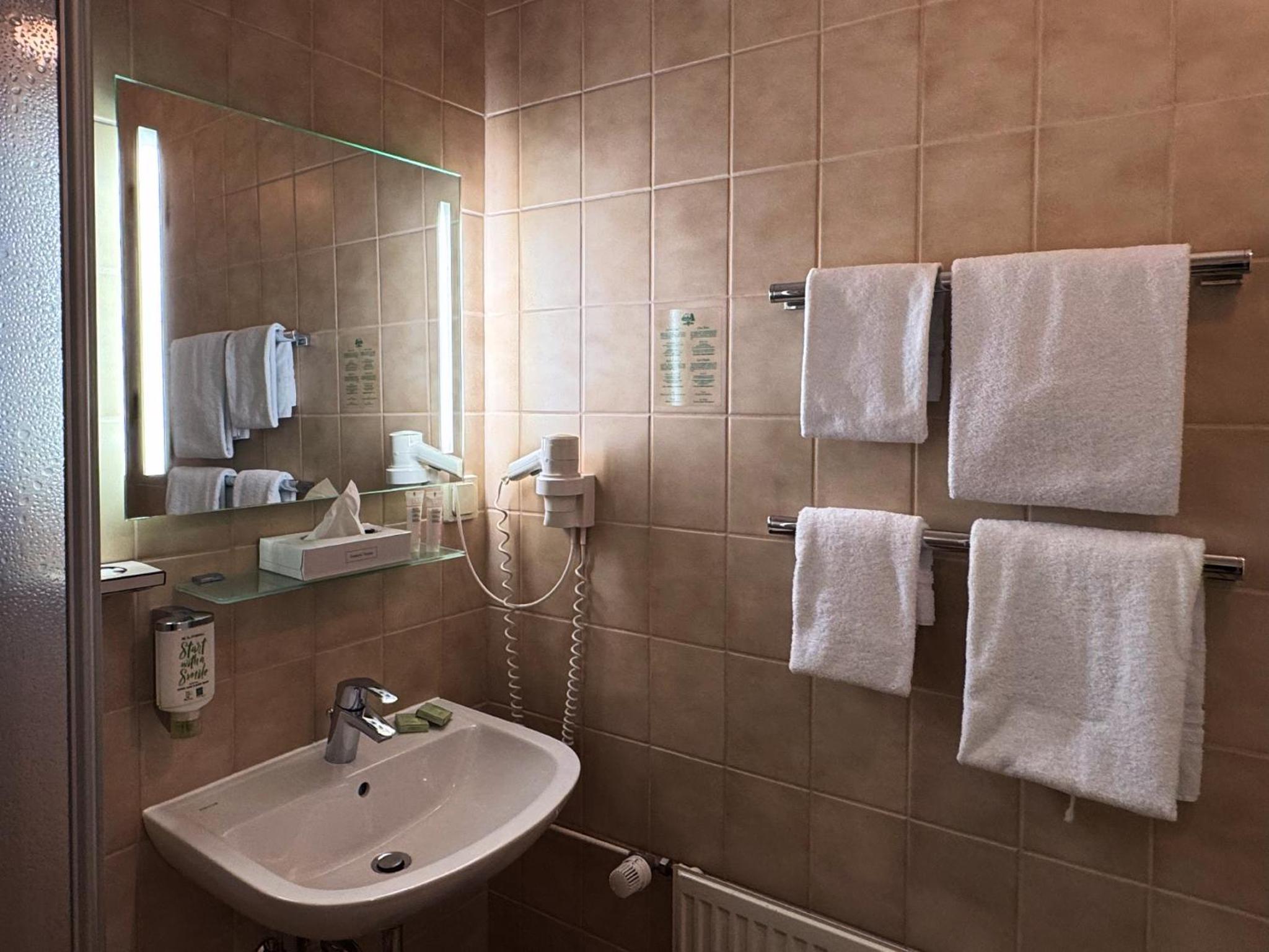Double or Twin Room with Bathroom - Photo 2