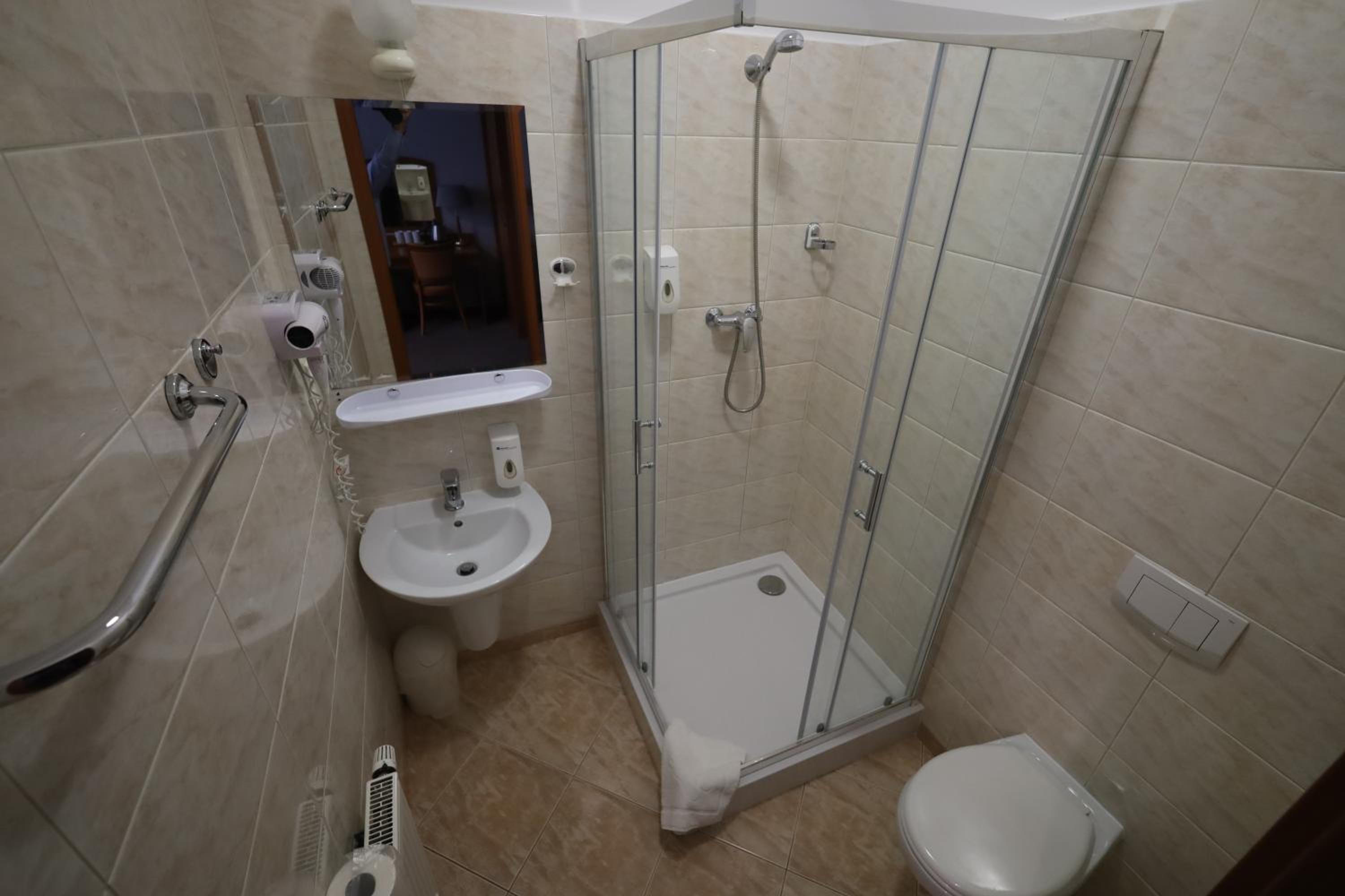 Twin Room - Photo 16