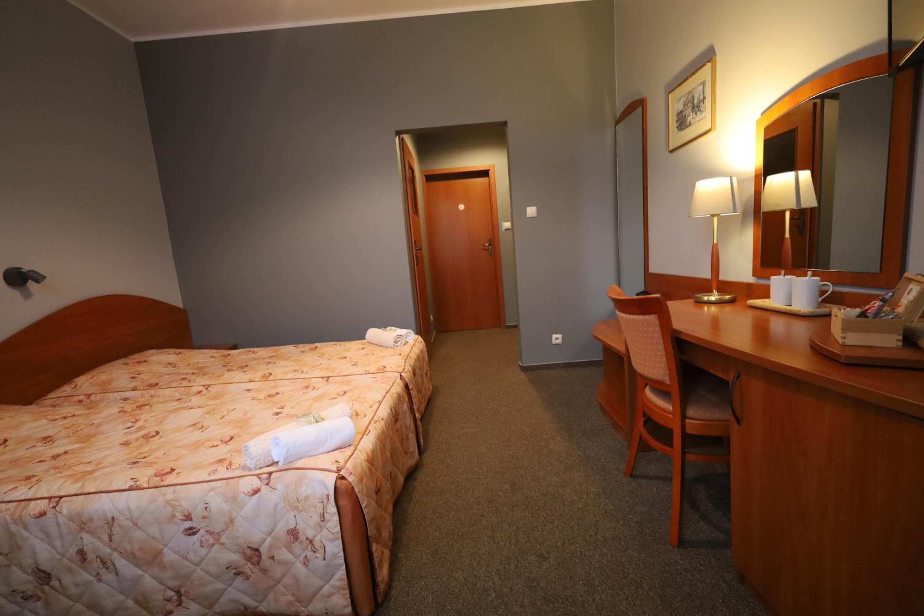 Twin Room - Photo 12