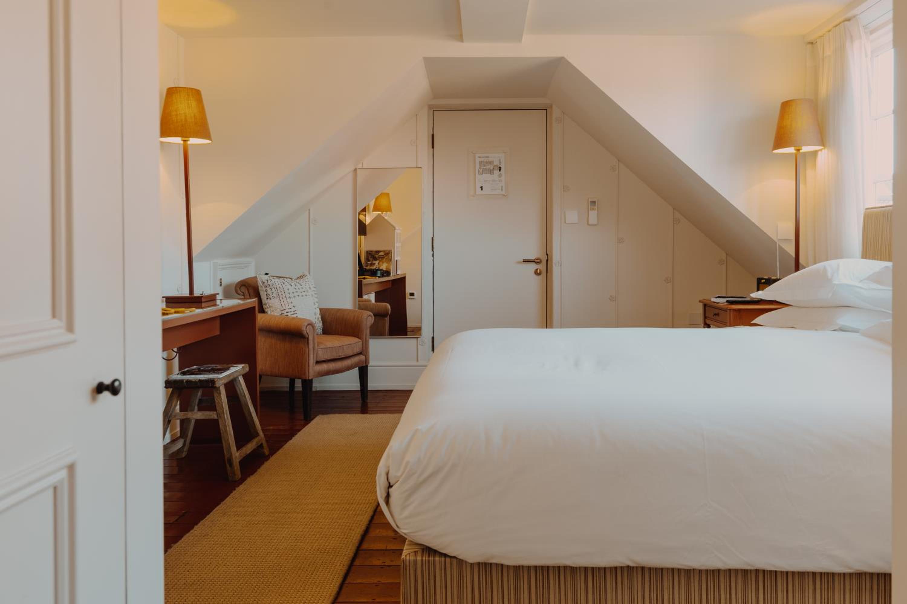 Standard King Room - Photo 7