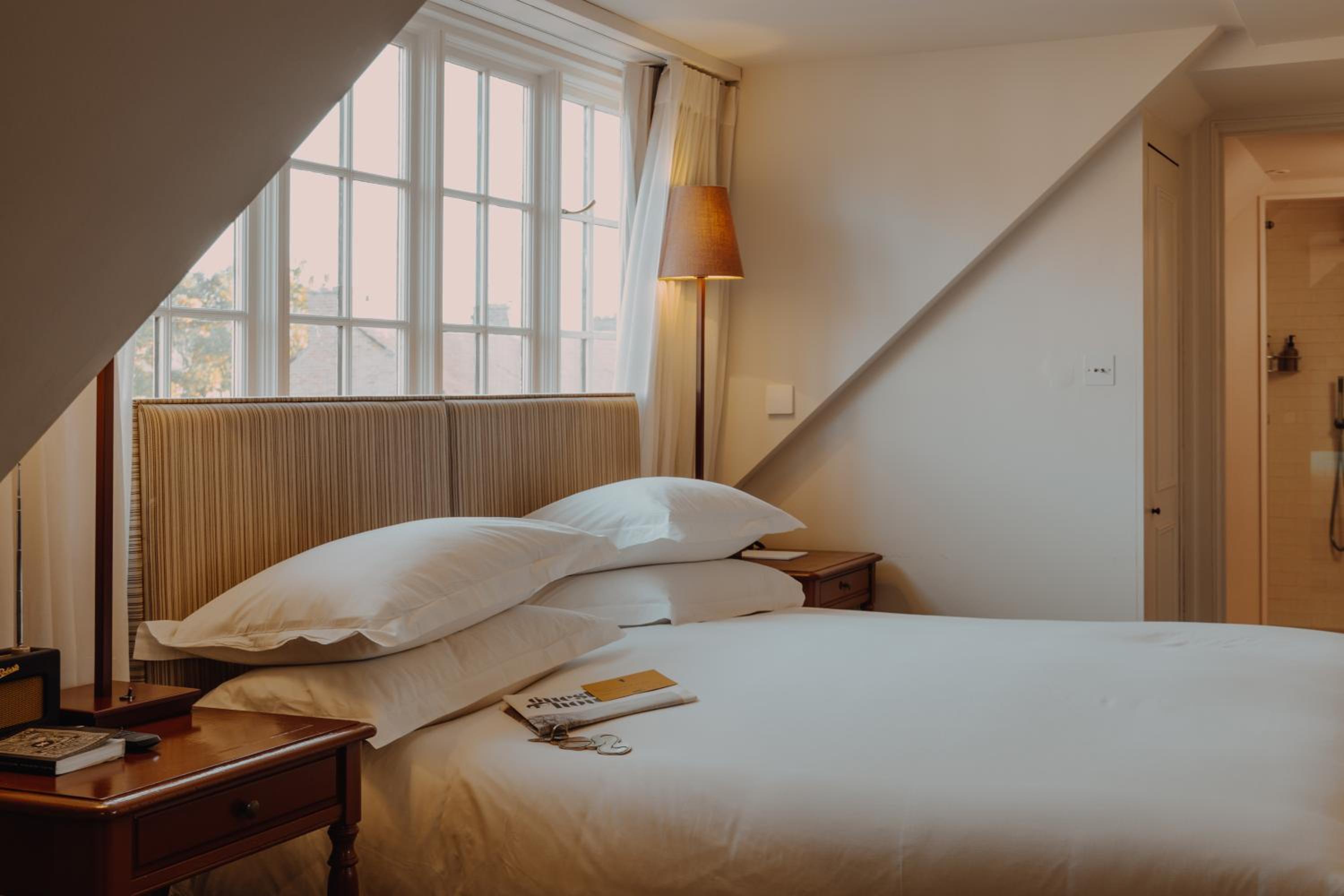 Standard King Room - Photo 9