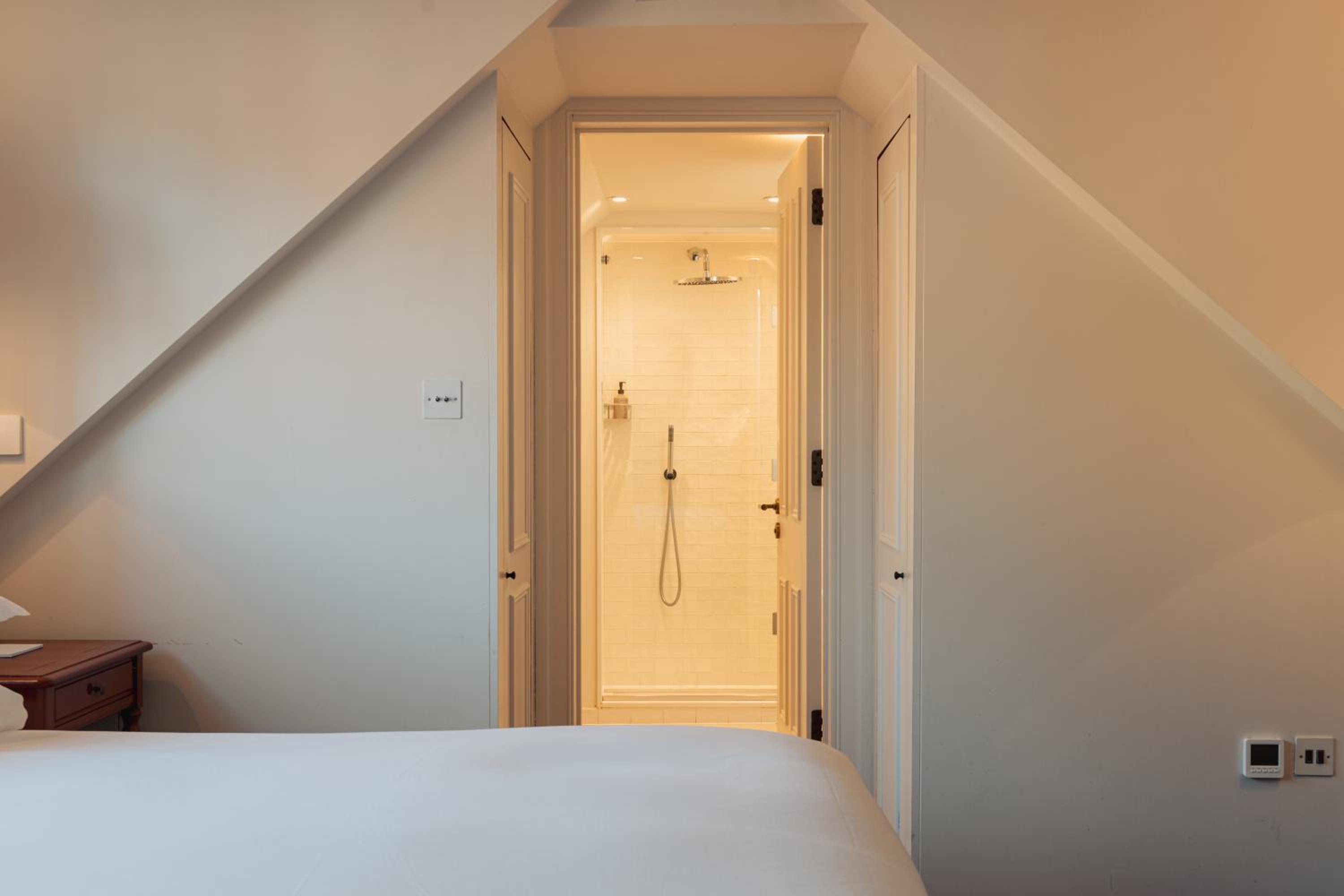 Standard King Room - Photo 8