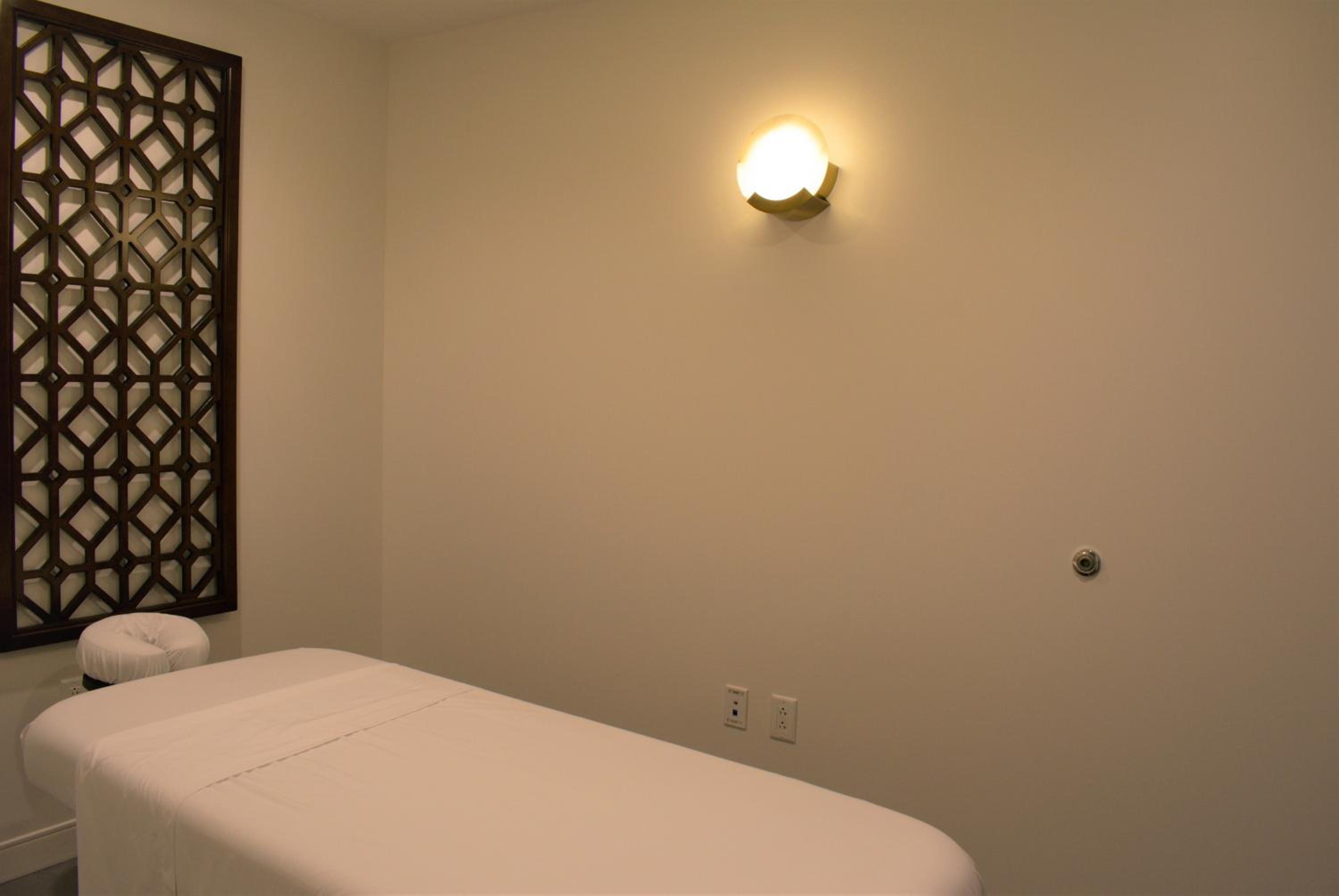 Lakeview King Suite with Balcony- Yoga & Wellness Activities - Photo 9