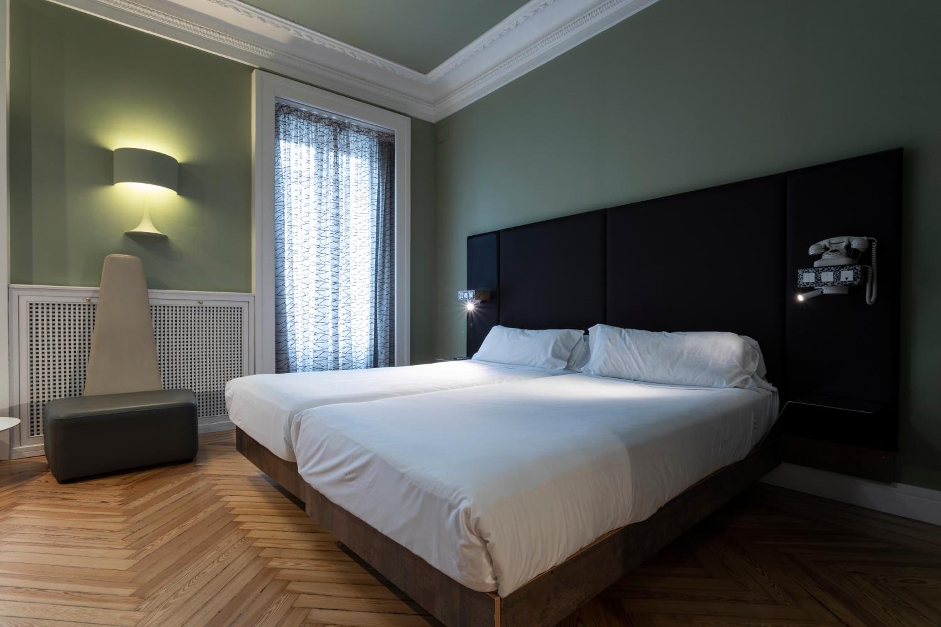 Superior Double Room thumbnail 5